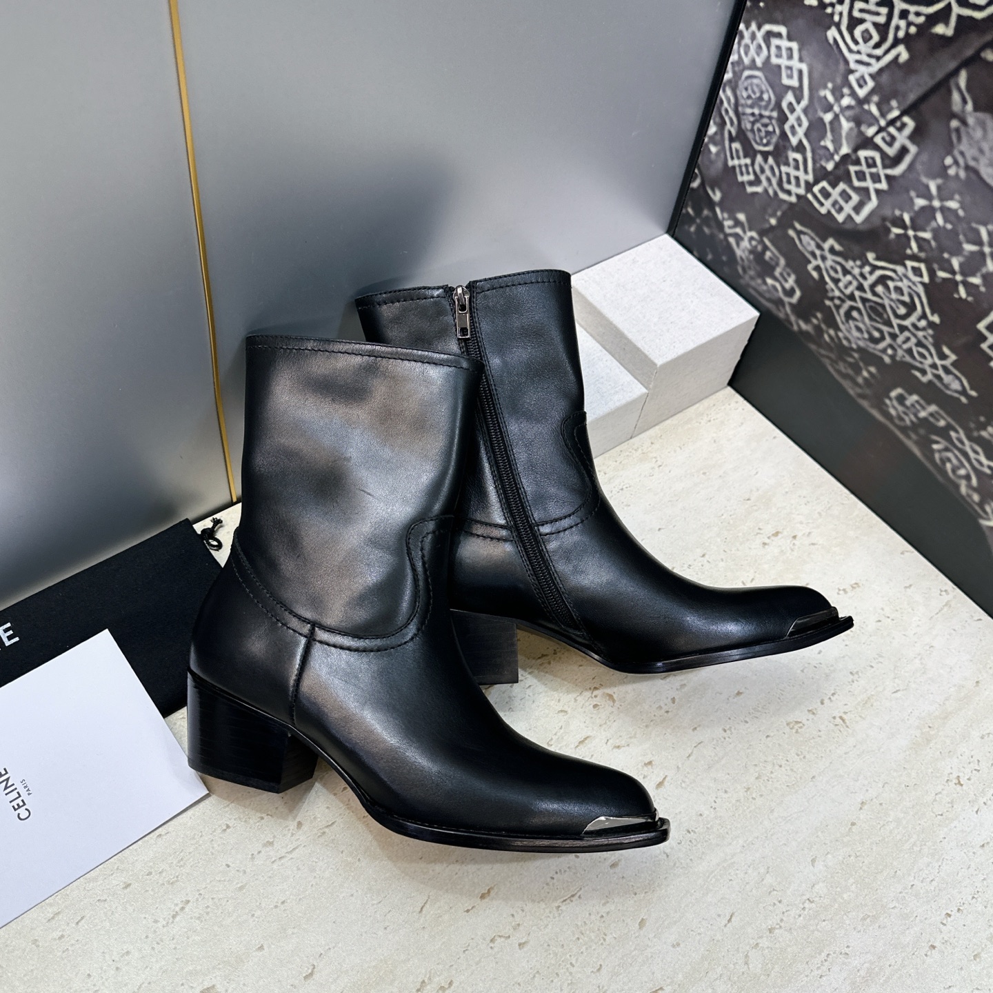 CELINE 2026秋冬新款游牧风格铁头机车女短靴 瑟琳字母logo五金扣粗跟侧拉链尖头骑士靴 材质:鞋面定制进口小牛