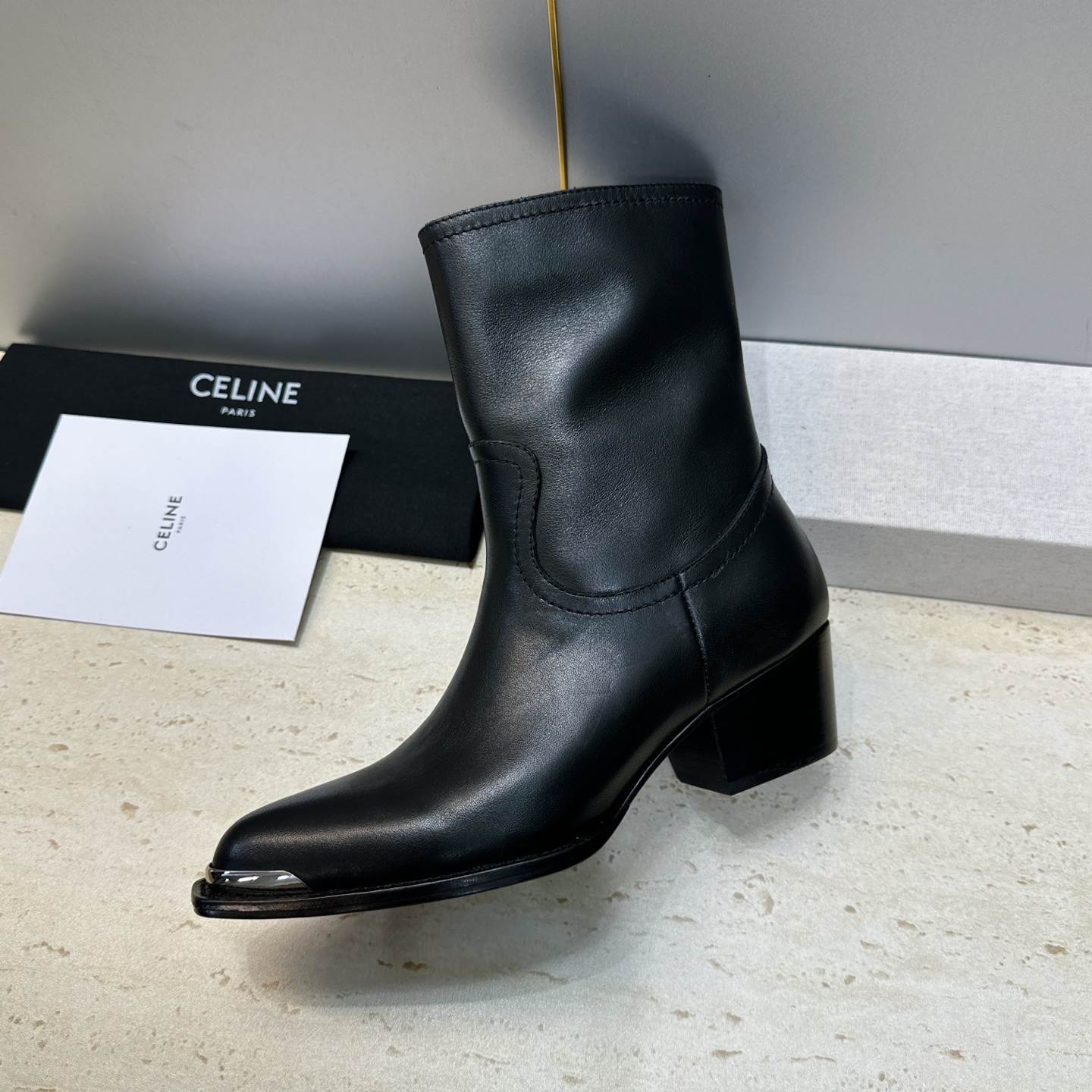 CELINE 2026秋冬新款游牧风格铁头机车女短靴 瑟琳字母logo五金扣粗跟侧拉链尖头骑士靴 材质:鞋面定制进口小牛