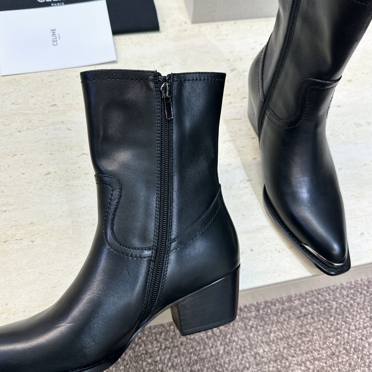 CELINE 2026秋冬新款游牧风格铁头机车女短靴 瑟琳字母logo五金扣粗跟侧拉链尖头骑士靴 材质:鞋面定制进口小牛
