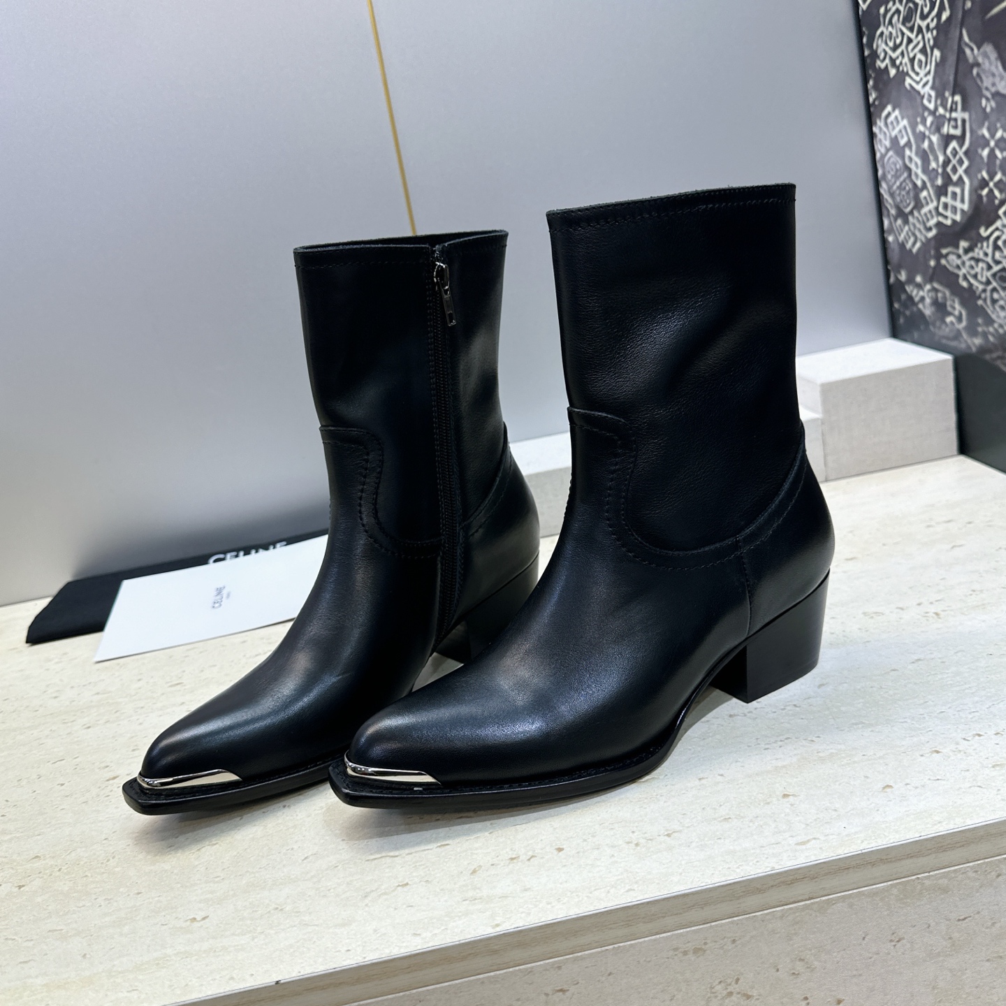 CELINE 2026秋冬新款游牧风格铁头机车女短靴 瑟琳字母logo五金扣粗跟侧拉链尖头骑士靴 材质:鞋面定制进口小牛