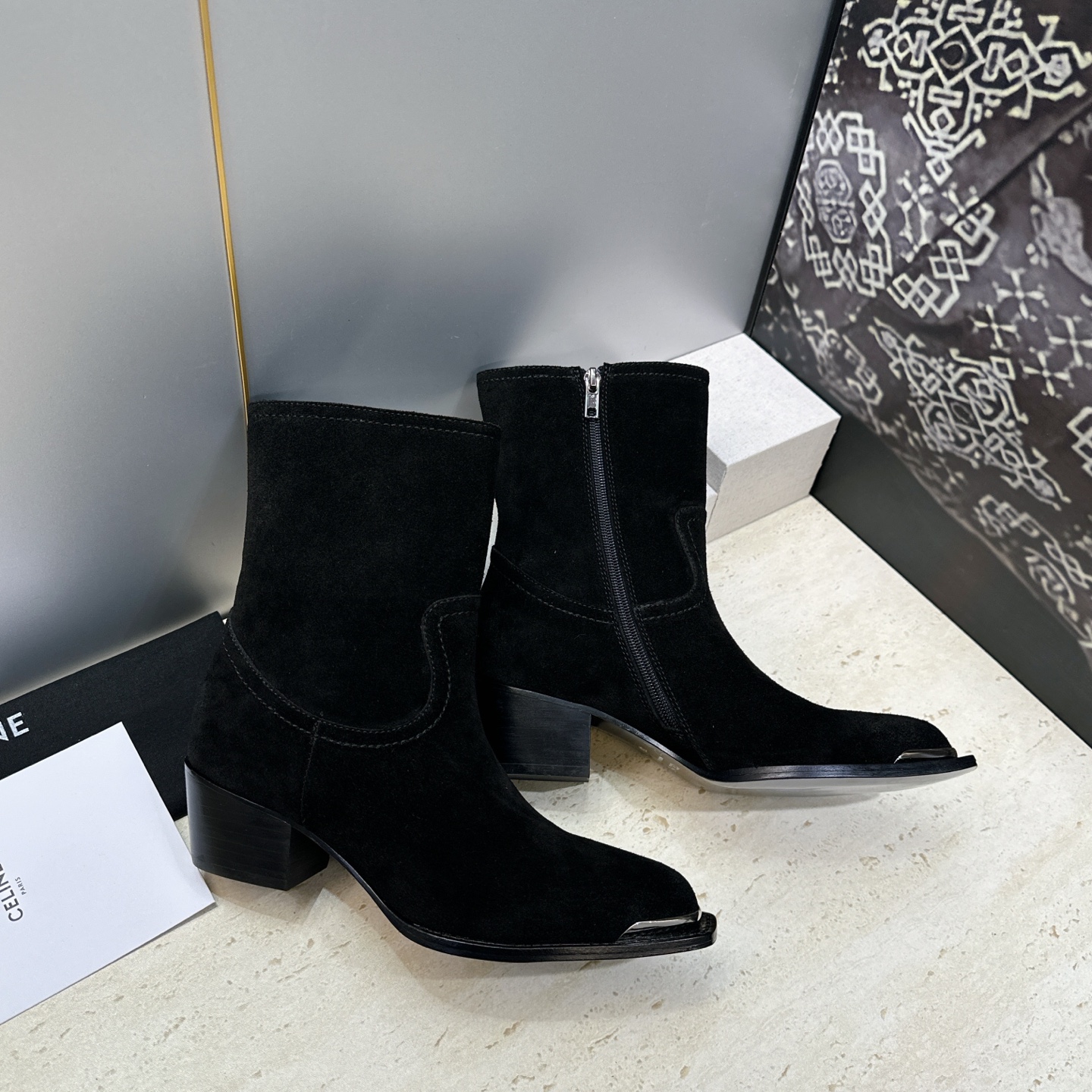 CELINE 2026秋冬新款游牧风格铁头机车女短靴 瑟琳字母logo五金扣粗跟侧拉链尖头骑士靴 材质:鞋面定制进口小牛 CELINE 2026秋冬新款游牧风格铁头机车女短靴 瑟琳字母logo五金扣粗跟侧拉链尖头骑士靴 材质:鞋面定制进口小牛
