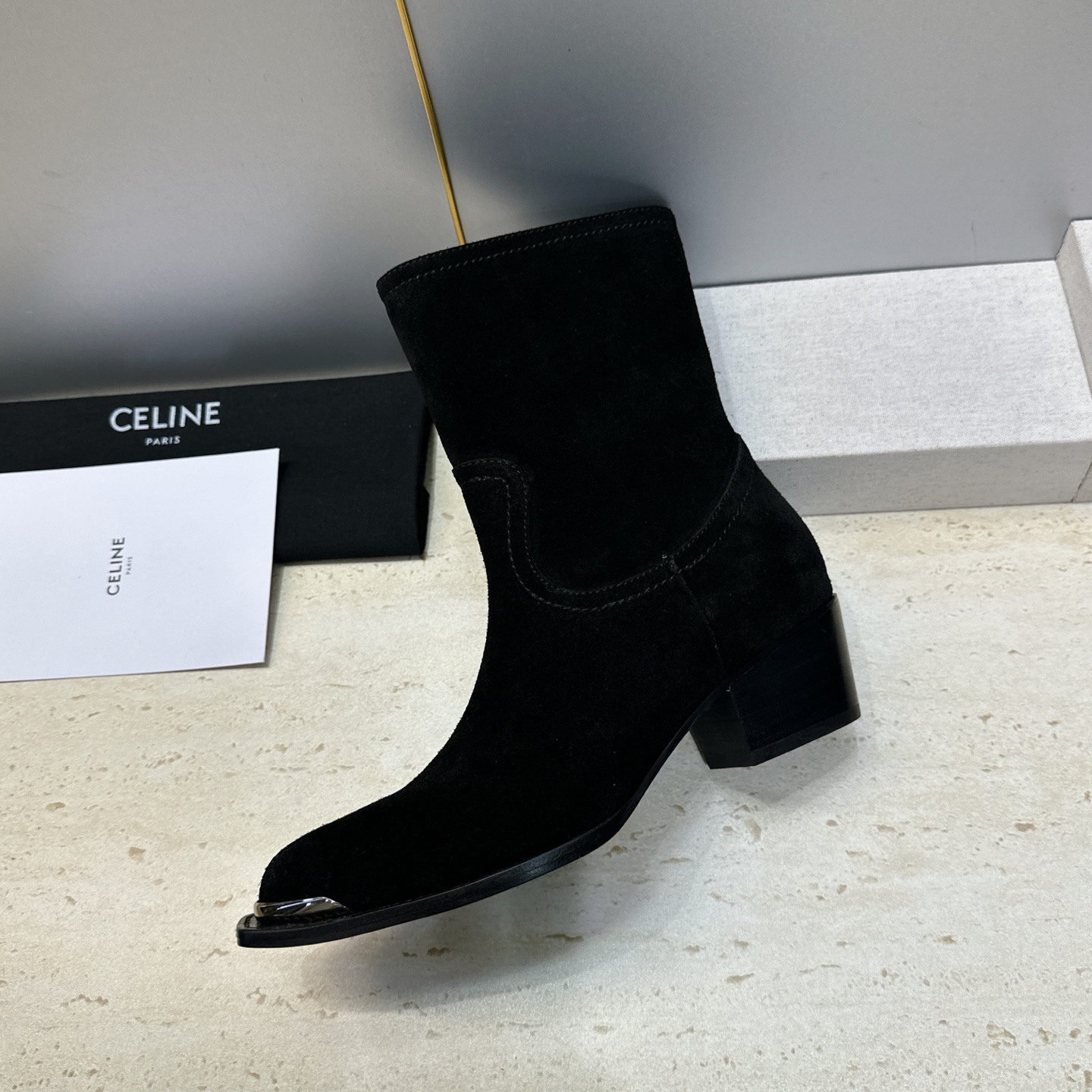 CELINE 2026秋冬新款游牧风格铁头机车女短靴 瑟琳字母logo五金扣粗跟侧拉链尖头骑士靴 材质:鞋面定制进口小牛 CELINE 2026秋冬新款游牧风格铁头机车女短靴 瑟琳字母logo五金扣粗跟侧拉链尖头骑士靴 材质:鞋面定制进口小牛