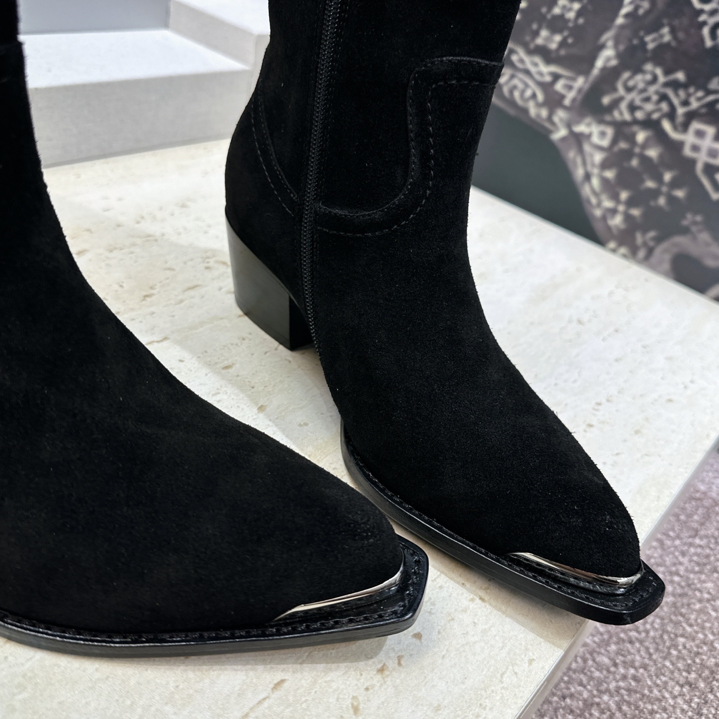 CELINE 2026秋冬新款游牧风格铁头机车女短靴 瑟琳字母logo五金扣粗跟侧拉链尖头骑士靴 材质:鞋面定制进口小牛 CELINE 2026秋冬新款游牧风格铁头机车女短靴 瑟琳字母logo五金扣粗跟侧拉链尖头骑士靴 材质:鞋面定制进口小牛