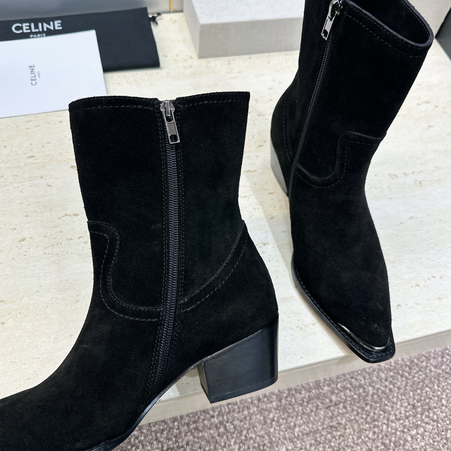 CELINE 2026秋冬新款游牧风格铁头机车女短靴 瑟琳字母logo五金扣粗跟侧拉链尖头骑士靴 材质:鞋面定制进口小牛 CELINE 2026秋冬新款游牧风格铁头机车女短靴 瑟琳字母logo五金扣粗跟侧拉链尖头骑士靴 材质:鞋面定制进口小牛