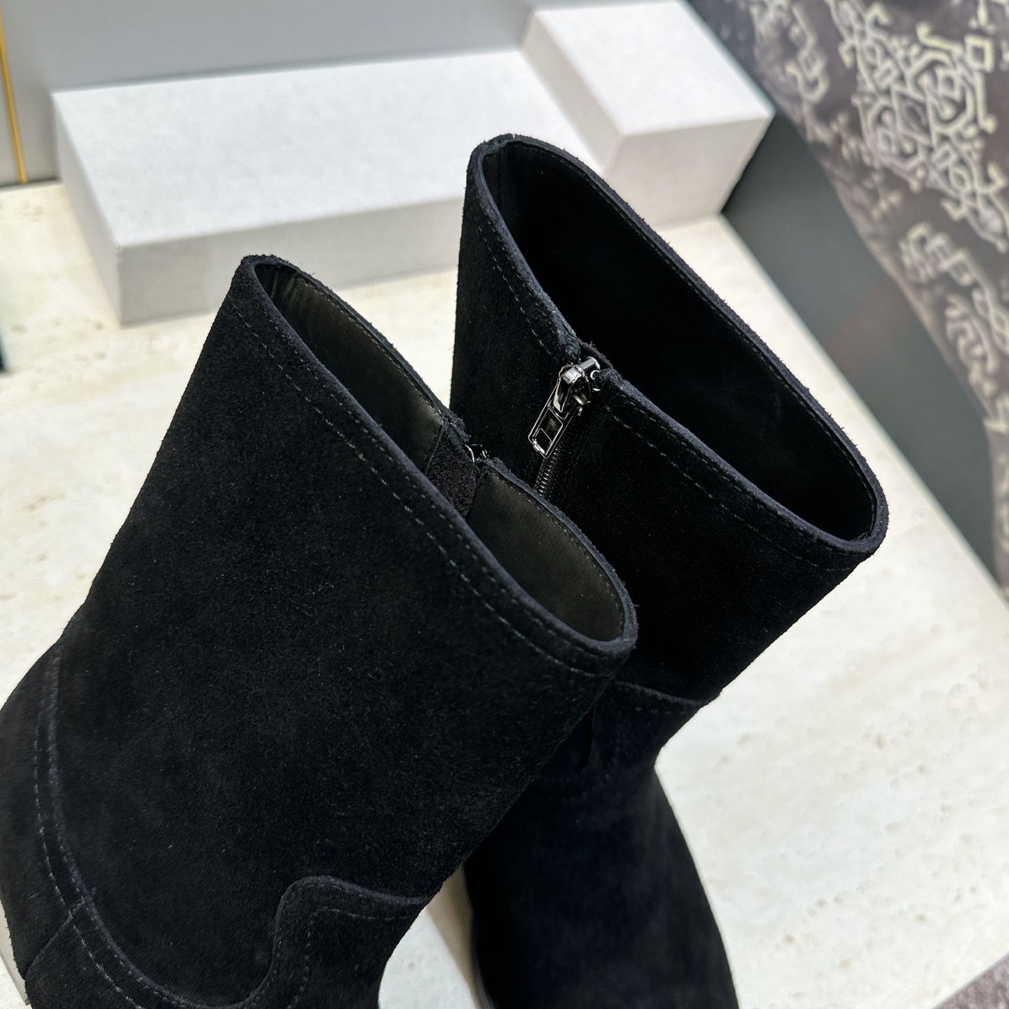 CELINE 2026秋冬新款游牧风格铁头机车女短靴 瑟琳字母logo五金扣粗跟侧拉链尖头骑士靴 材质:鞋面定制进口小牛 CELINE 2026秋冬新款游牧风格铁头机车女短靴 瑟琳字母logo五金扣粗跟侧拉链尖头骑士靴 材质:鞋面定制进口小牛