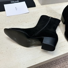 CELINE 2026秋冬新款游牧风格铁头机车女短靴 瑟琳字母logo五金扣粗跟侧拉链尖头骑士靴 材质:鞋面定制进口小牛 CELINE 2026秋冬新款游牧风格铁头机车女短靴 瑟琳字母logo五金扣粗跟侧拉链尖头骑士靴 材质:鞋面定制进口小牛