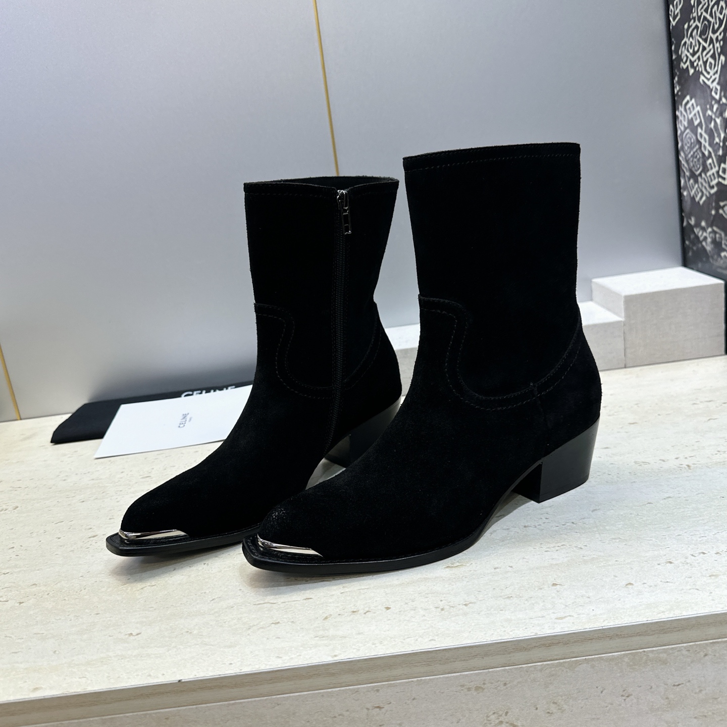 CELINE 2026秋冬新款游牧风格铁头机车女短靴 瑟琳字母logo五金扣粗跟侧拉链尖头骑士靴 材质:鞋面定制进口小牛 CELINE 2026秋冬新款游牧风格铁头机车女短靴 瑟琳字母logo五金扣粗跟侧拉链尖头骑士靴 材质:鞋面定制进口小牛