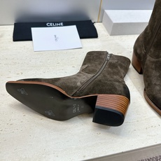 CELINE 2026秋冬新款游牧风格铁头机车女短靴 瑟琳字母logo五金扣粗跟侧拉链尖头骑士靴 材质:鞋面定制进口小牛 CELINE 2026秋冬新款游牧风格铁头机车女短靴 瑟琳字母logo五金扣粗跟侧拉链尖头骑士靴 材质:鞋面定制进口小牛