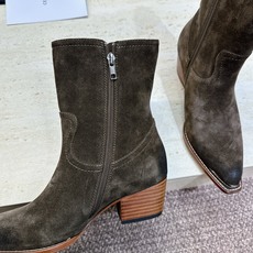 CELINE 2026秋冬新款游牧风格铁头机车女短靴 瑟琳字母logo五金扣粗跟侧拉链尖头骑士靴 材质:鞋面定制进口小牛 CELINE 2026秋冬新款游牧风格铁头机车女短靴 瑟琳字母logo五金扣粗跟侧拉链尖头骑士靴 材质:鞋面定制进口小牛