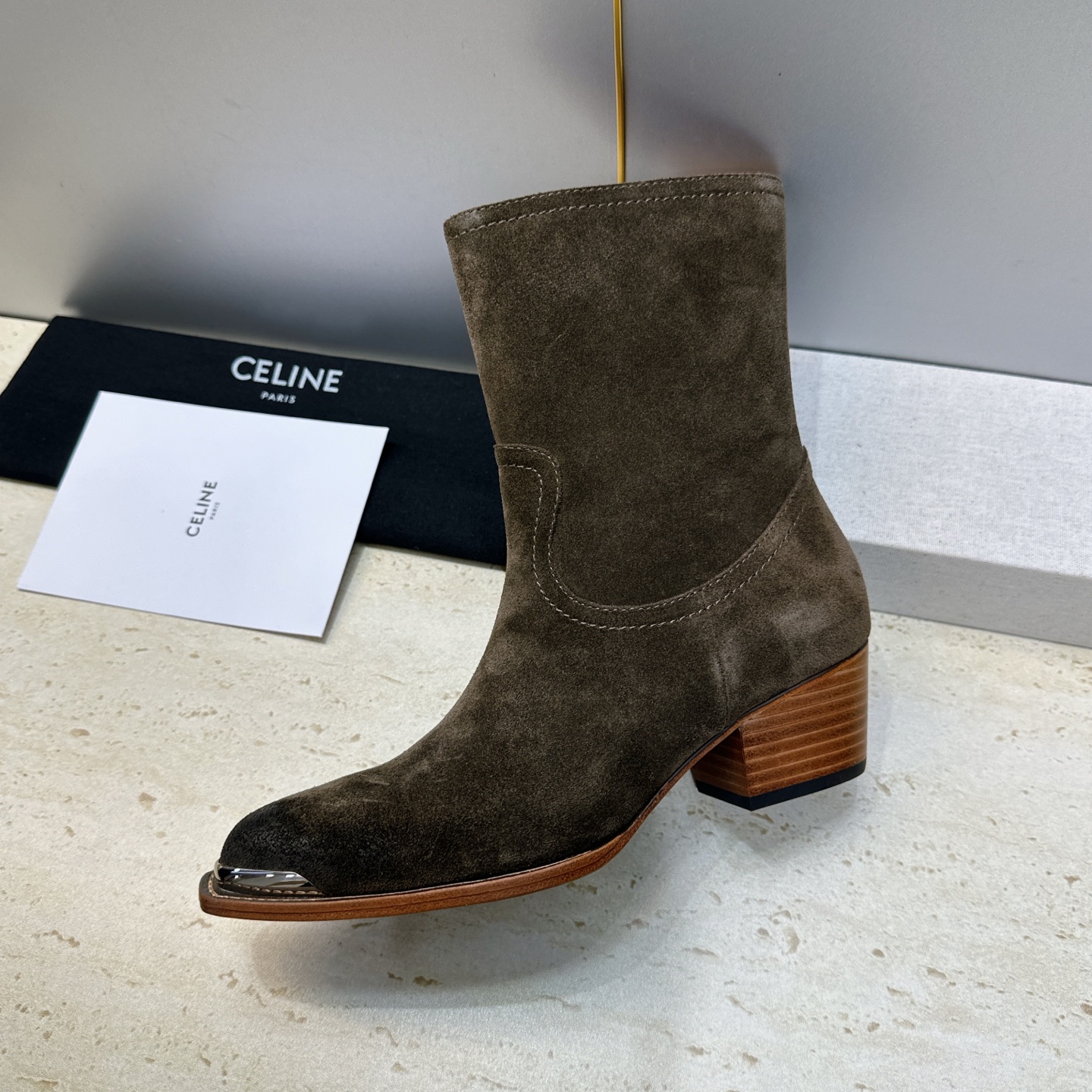 CELINE 2026秋冬新款游牧风格铁头机车女短靴 瑟琳字母logo五金扣粗跟侧拉链尖头骑士靴 材质:鞋面定制进口小牛 CELINE 2026秋冬新款游牧风格铁头机车女短靴 瑟琳字母logo五金扣粗跟侧拉链尖头骑士靴 材质:鞋面定制进口小牛