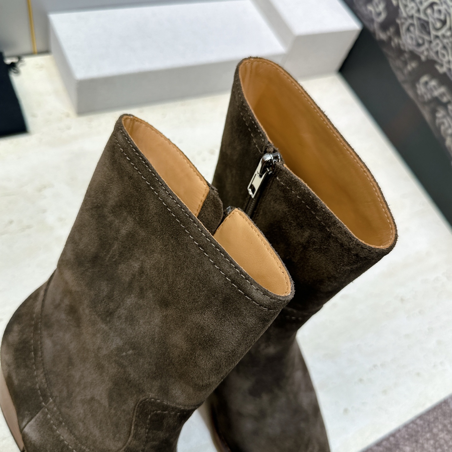 CELINE 2026秋冬新款游牧风格铁头机车女短靴 瑟琳字母logo五金扣粗跟侧拉链尖头骑士靴 材质:鞋面定制进口小牛 CELINE 2026秋冬新款游牧风格铁头机车女短靴 瑟琳字母logo五金扣粗跟侧拉链尖头骑士靴 材质:鞋面定制进口小牛