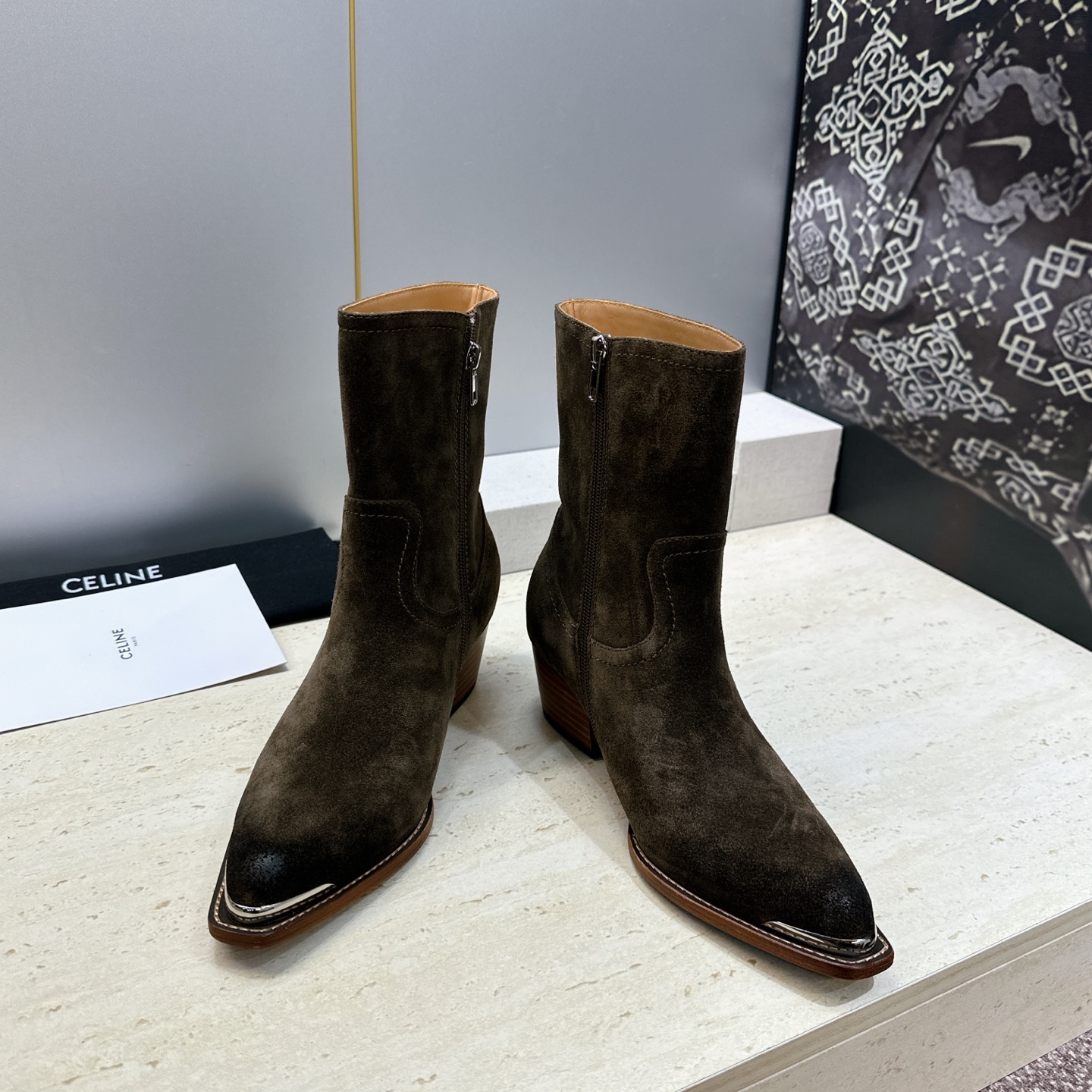 CELINE 2026秋冬新款游牧风格铁头机车女短靴 瑟琳字母logo五金扣粗跟侧拉链尖头骑士靴 材质:鞋面定制进口小牛 CELINE 2026秋冬新款游牧风格铁头机车女短靴 瑟琳字母logo五金扣粗跟侧拉链尖头骑士靴 材质:鞋面定制进口小牛