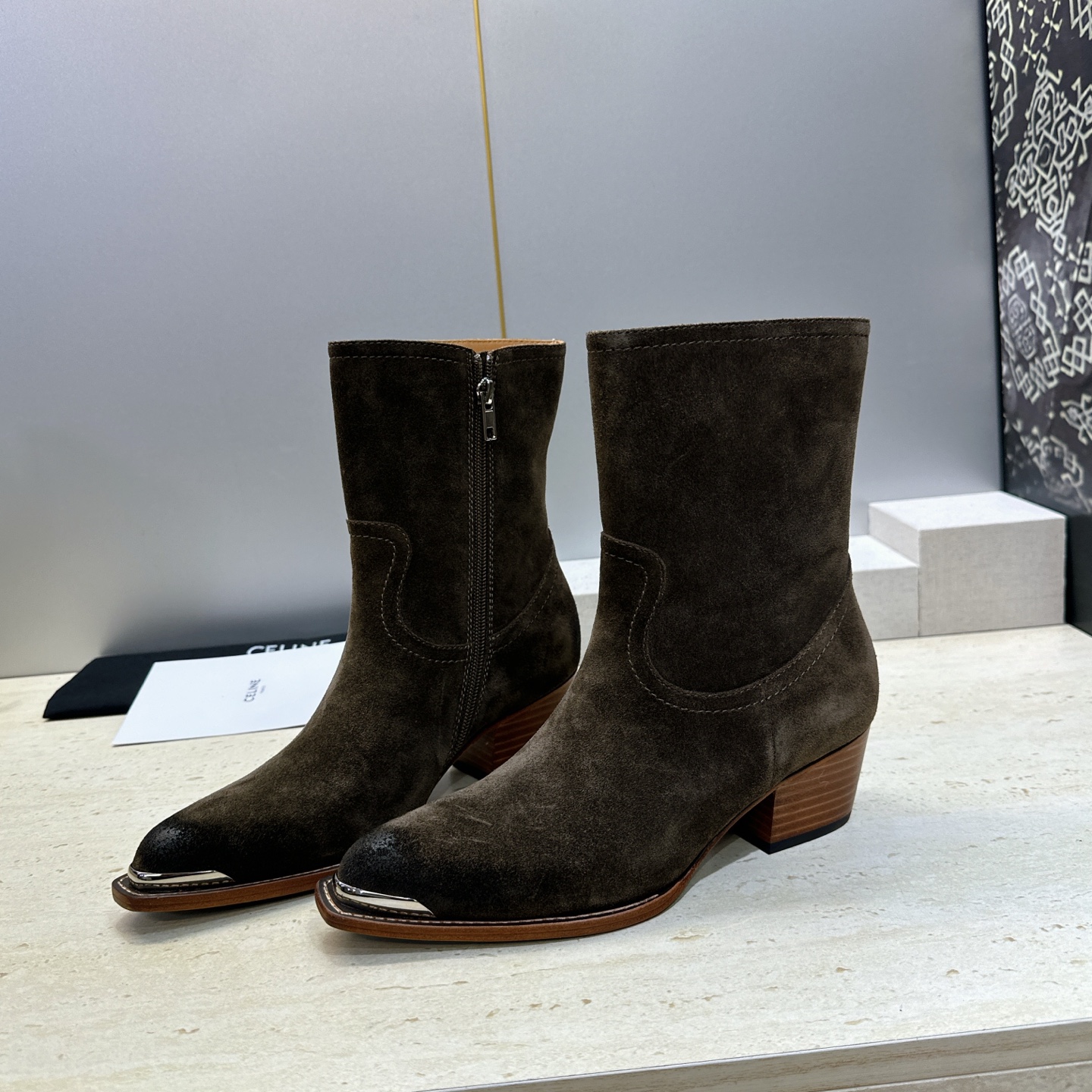 CELINE 2026秋冬新款游牧风格铁头机车女短靴 瑟琳字母logo五金扣粗跟侧拉链尖头骑士靴 材质:鞋面定制进口小牛 CELINE 2026秋冬新款游牧风格铁头机车女短靴 瑟琳字母logo五金扣粗跟侧拉链尖头骑士靴 材质:鞋面定制进口小牛
