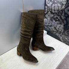 CELINE 2026秋冬新款游牧风格铁头机车高筒及膝女长靴 瑟琳字母logo五金扣粗跟一脚蹬尖头骑士靴 材质:鞋面定制 CELINE 2026秋冬新款游牧风格铁头机车高筒及膝女长靴 瑟琳字母logo五金扣粗跟一脚蹬尖头骑士靴 材质:鞋面定制