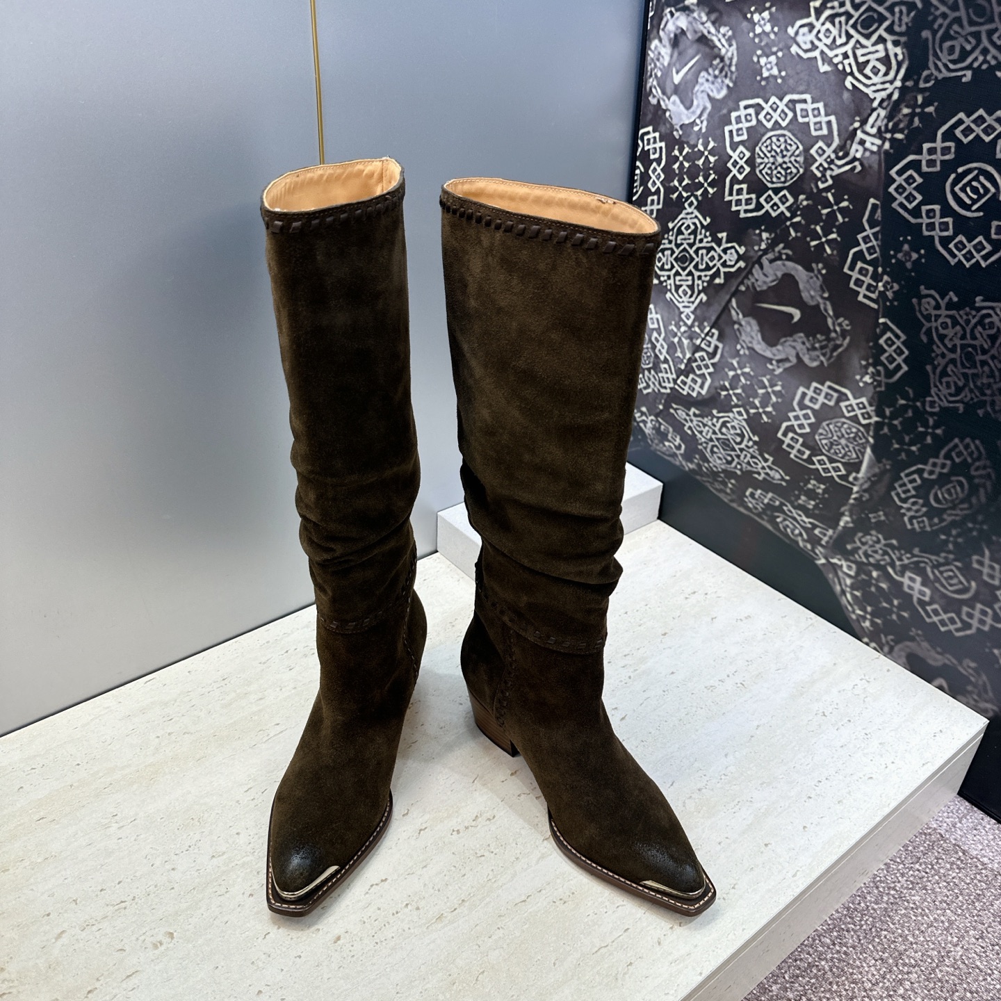 CELINE 2026秋冬新款游牧风格铁头机车高筒及膝女长靴 瑟琳字母logo五金扣粗跟一脚蹬尖头骑士靴 材质:鞋面定制 CELINE 2026秋冬新款游牧风格铁头机车高筒及膝女长靴 瑟琳字母logo五金扣粗跟一脚蹬尖头骑士靴 材质:鞋面定制