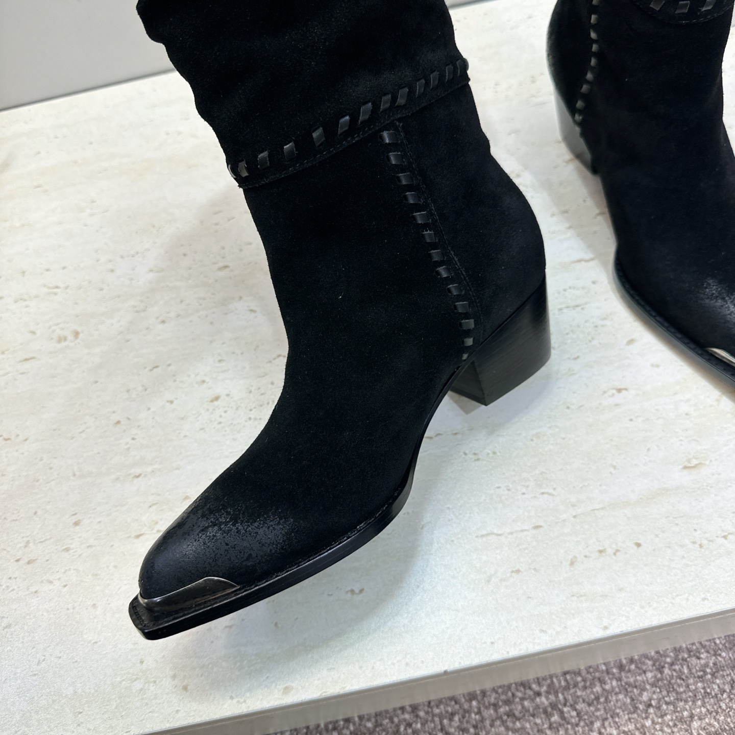 CELINE 2026秋冬新款游牧风格铁头机车高筒及膝女长靴 瑟琳字母logo五金扣粗跟一脚蹬尖头骑士靴 材质:鞋面定制 CELINE 2026秋冬新款游牧风格铁头机车高筒及膝女长靴 瑟琳字母logo五金扣粗跟一脚蹬尖头骑士靴 材质:鞋面定制