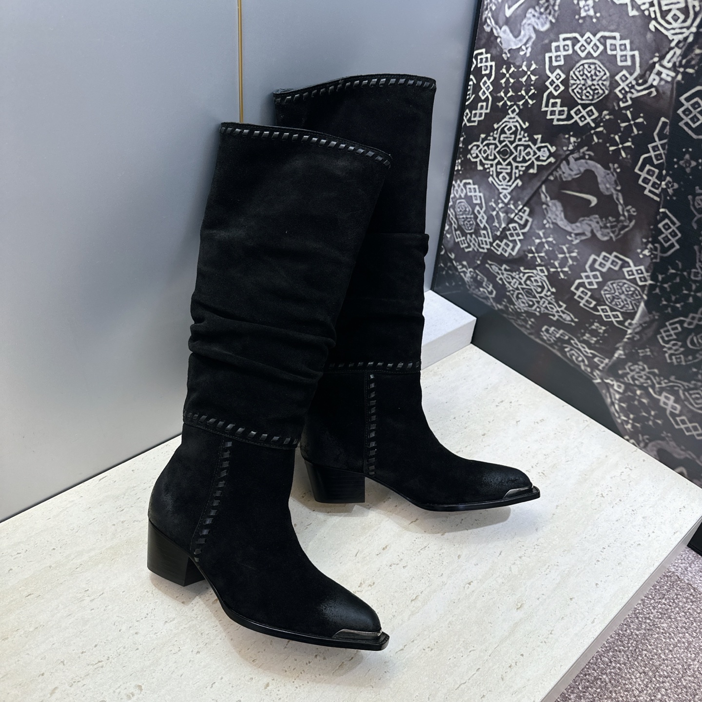 CELINE 2026秋冬新款游牧风格铁头机车高筒及膝女长靴 瑟琳字母logo五金扣粗跟一脚蹬尖头骑士靴 材质:鞋面定制 CELINE 2026秋冬新款游牧风格铁头机车高筒及膝女长靴 瑟琳字母logo五金扣粗跟一脚蹬尖头骑士靴 材质:鞋面定制