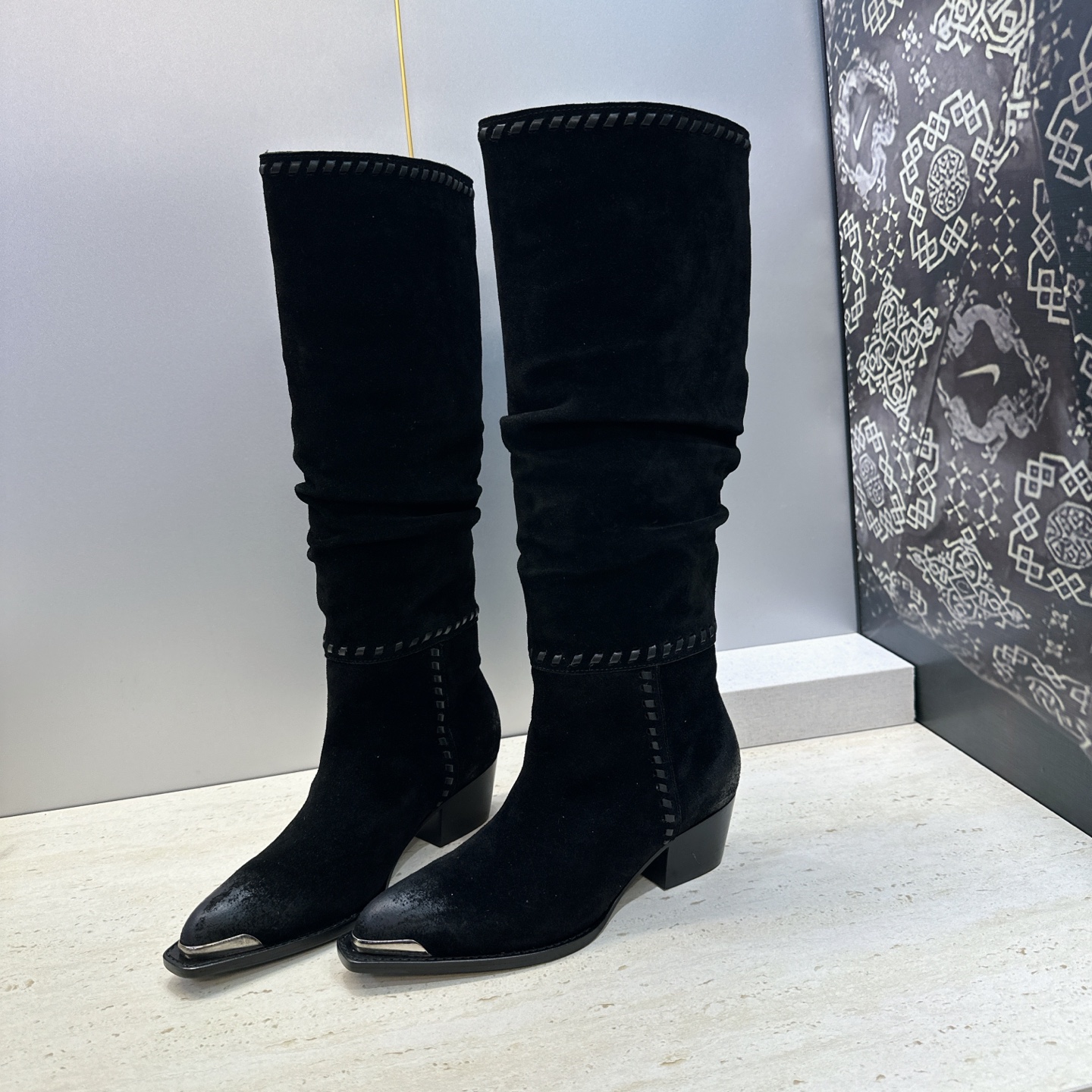 CELINE 2026秋冬新款游牧风格铁头机车高筒及膝女长靴 瑟琳字母logo五金扣粗跟一脚蹬尖头骑士靴 材质:鞋面定制 CELINE 2026秋冬新款游牧风格铁头机车高筒及膝女长靴 瑟琳字母logo五金扣粗跟一脚蹬尖头骑士靴 材质:鞋面定制