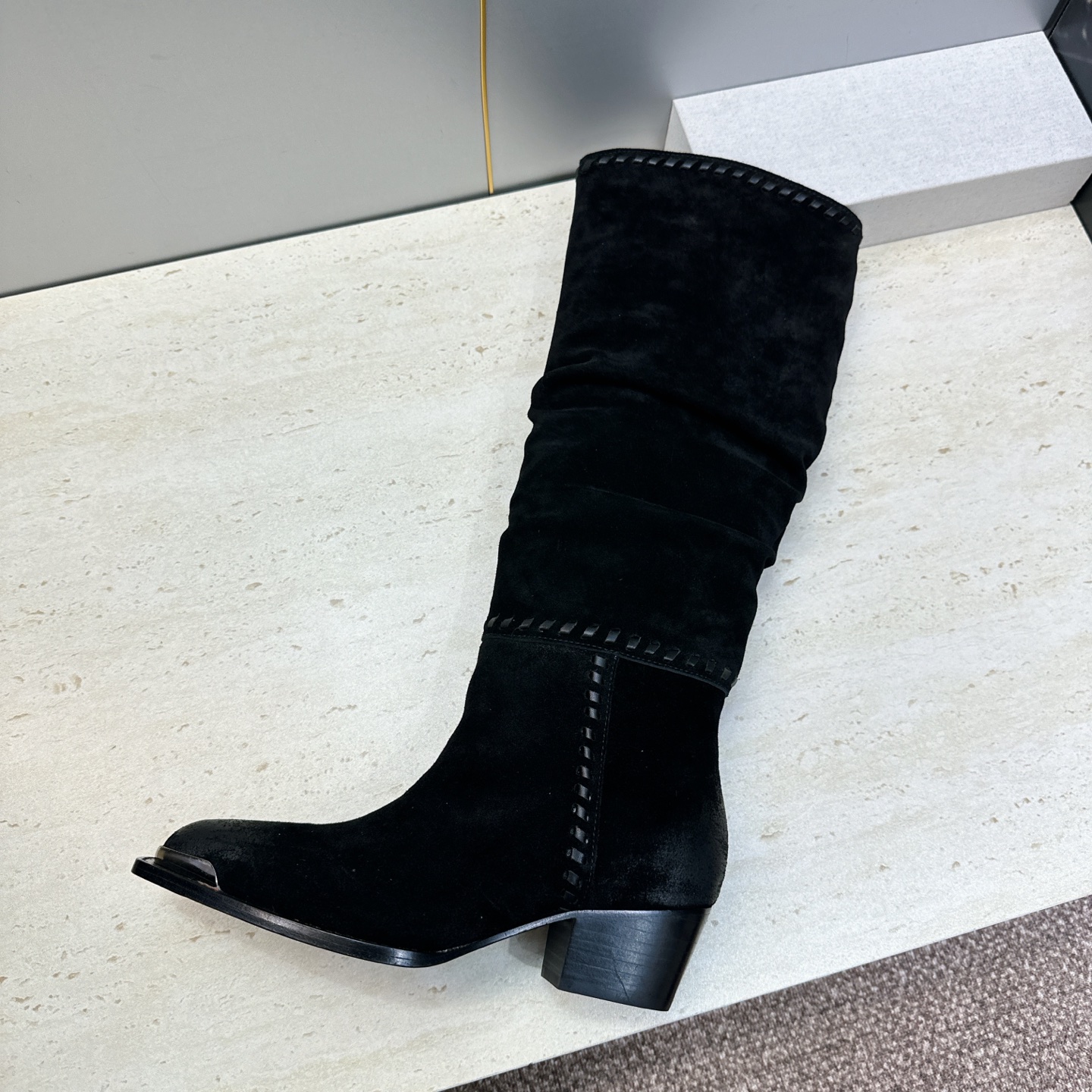 CELINE 2026秋冬新款游牧风格铁头机车高筒及膝女长靴 瑟琳字母logo五金扣粗跟一脚蹬尖头骑士靴 材质:鞋面定制 CELINE 2026秋冬新款游牧风格铁头机车高筒及膝女长靴 瑟琳字母logo五金扣粗跟一脚蹬尖头骑士靴 材质:鞋面定制