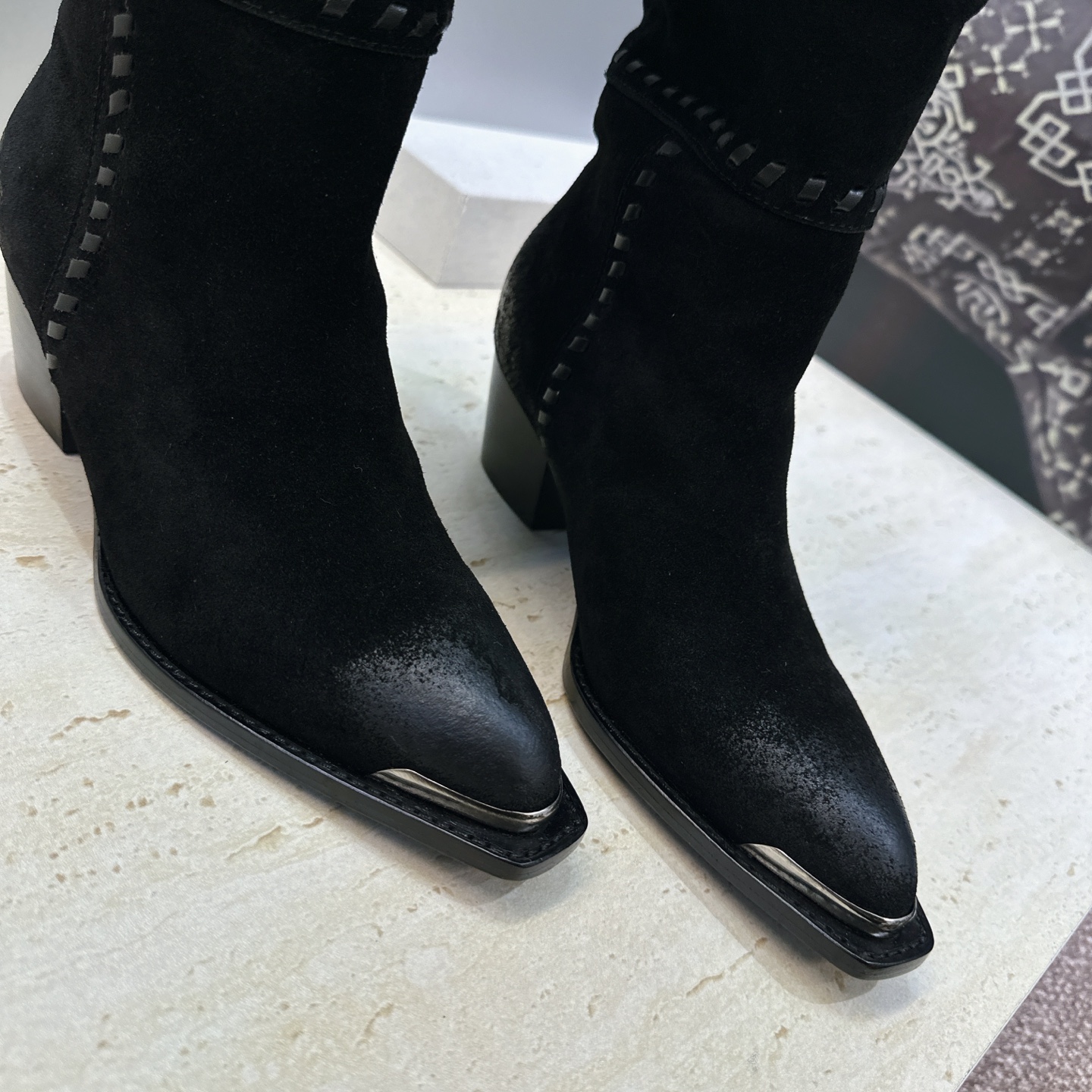 CELINE 2026秋冬新款游牧风格铁头机车高筒及膝女长靴 瑟琳字母logo五金扣粗跟一脚蹬尖头骑士靴 材质:鞋面定制 CELINE 2026秋冬新款游牧风格铁头机车高筒及膝女长靴 瑟琳字母logo五金扣粗跟一脚蹬尖头骑士靴 材质:鞋面定制