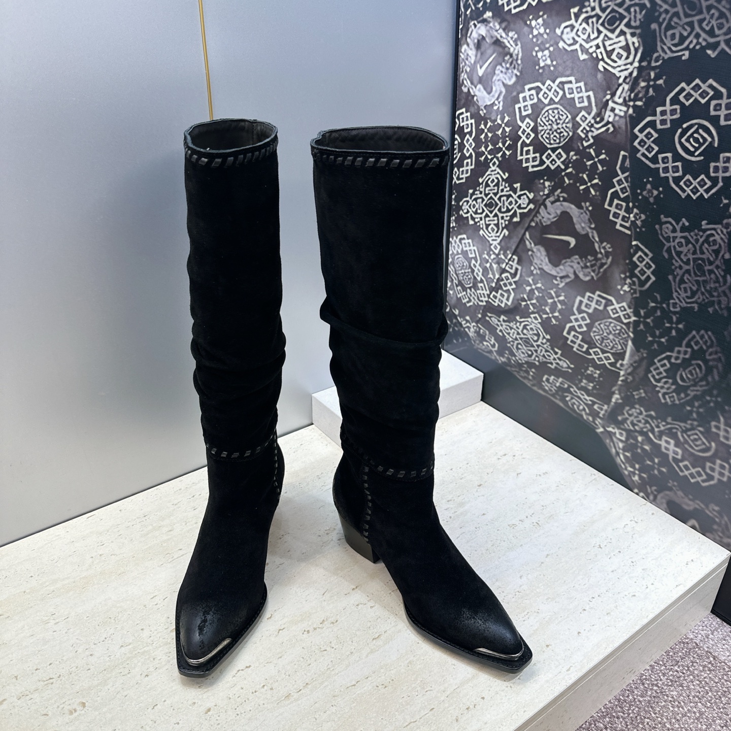 CELINE 2026秋冬新款游牧风格铁头机车高筒及膝女长靴 瑟琳字母logo五金扣粗跟一脚蹬尖头骑士靴 材质:鞋面定制 CELINE 2026秋冬新款游牧风格铁头机车高筒及膝女长靴 瑟琳字母logo五金扣粗跟一脚蹬尖头骑士靴 材质:鞋面定制