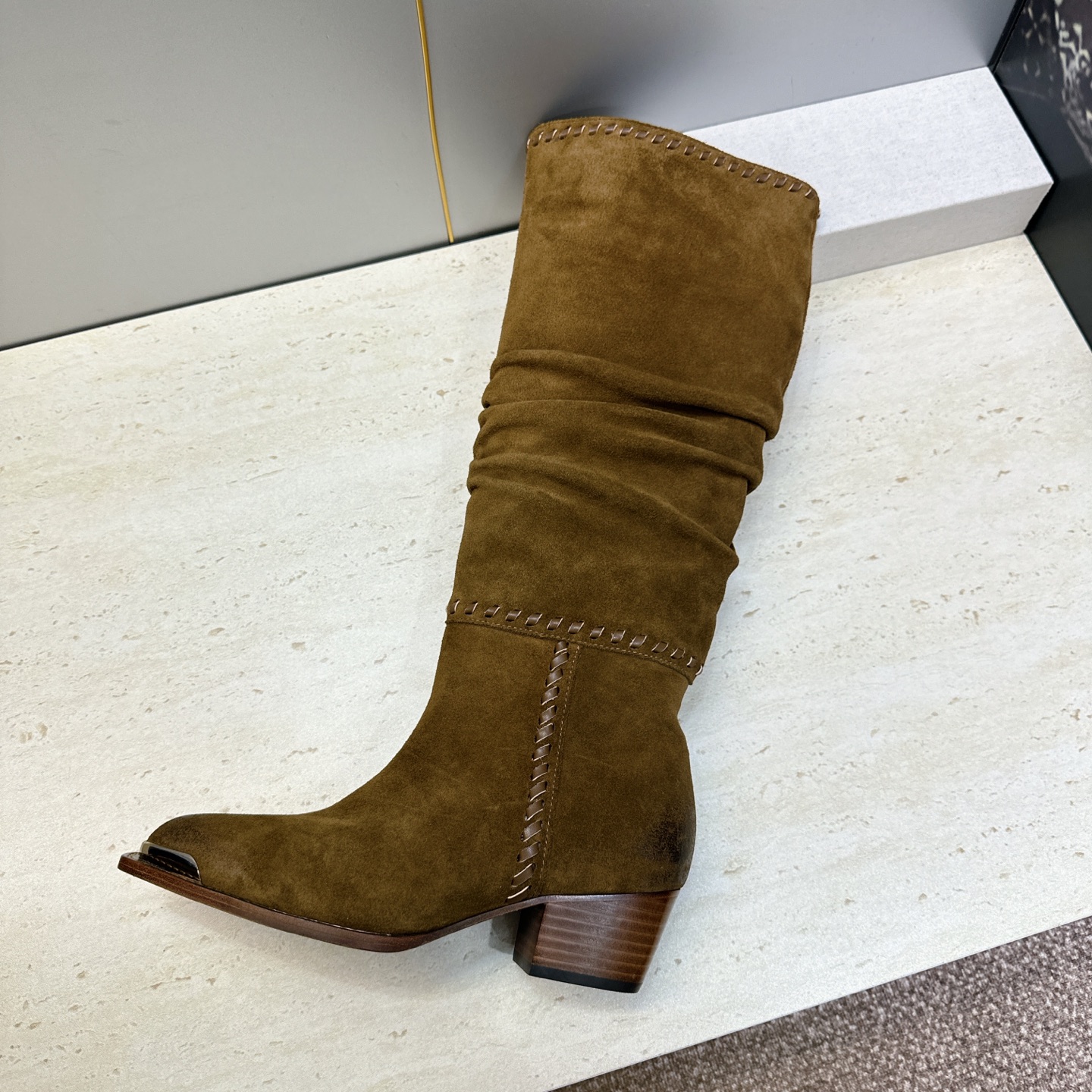 CELINE 2026秋冬新款游牧风格铁头机车高筒及膝女长靴 瑟琳字母logo五金扣粗跟一脚蹬尖头骑士靴 材质:鞋面定制