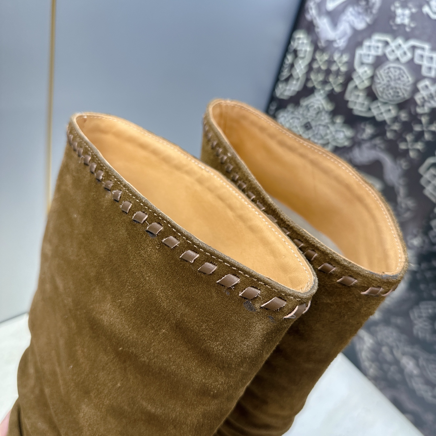 CELINE 2026秋冬新款游牧风格铁头机车高筒及膝女长靴 瑟琳字母logo五金扣粗跟一脚蹬尖头骑士靴 材质:鞋面定制