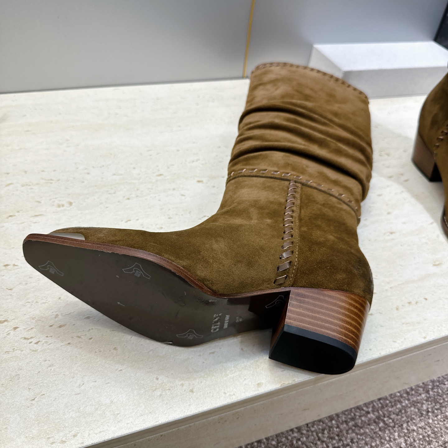 CELINE 2026秋冬新款游牧风格铁头机车高筒及膝女长靴 瑟琳字母logo五金扣粗跟一脚蹬尖头骑士靴 材质:鞋面定制