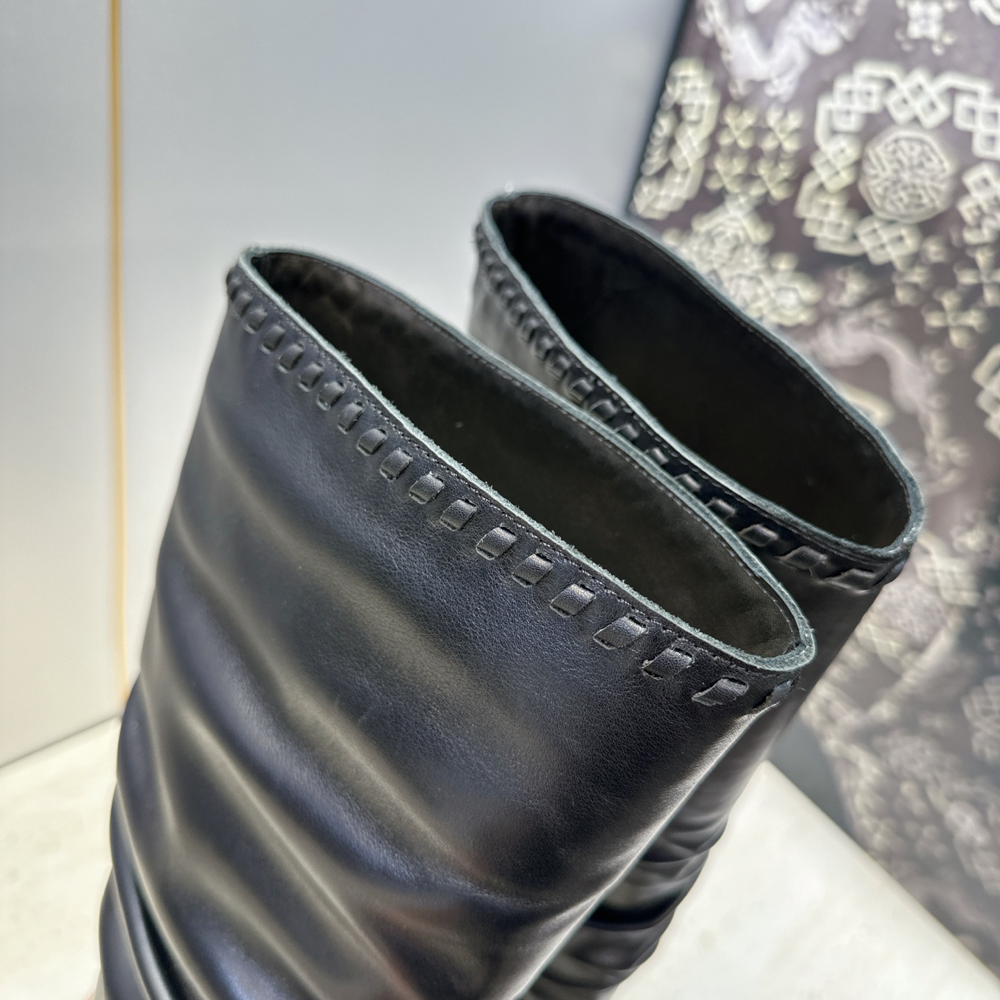 CELINE 2026秋冬新款游牧风格铁头机车高筒及膝女长靴 瑟琳字母logo五金扣粗跟一脚蹬尖头骑士靴 材质:鞋面定制 CELINE 2026秋冬新款游牧风格铁头机车高筒及膝女长靴 瑟琳字母logo五金扣粗跟一脚蹬尖头骑士靴 材质:鞋面定制