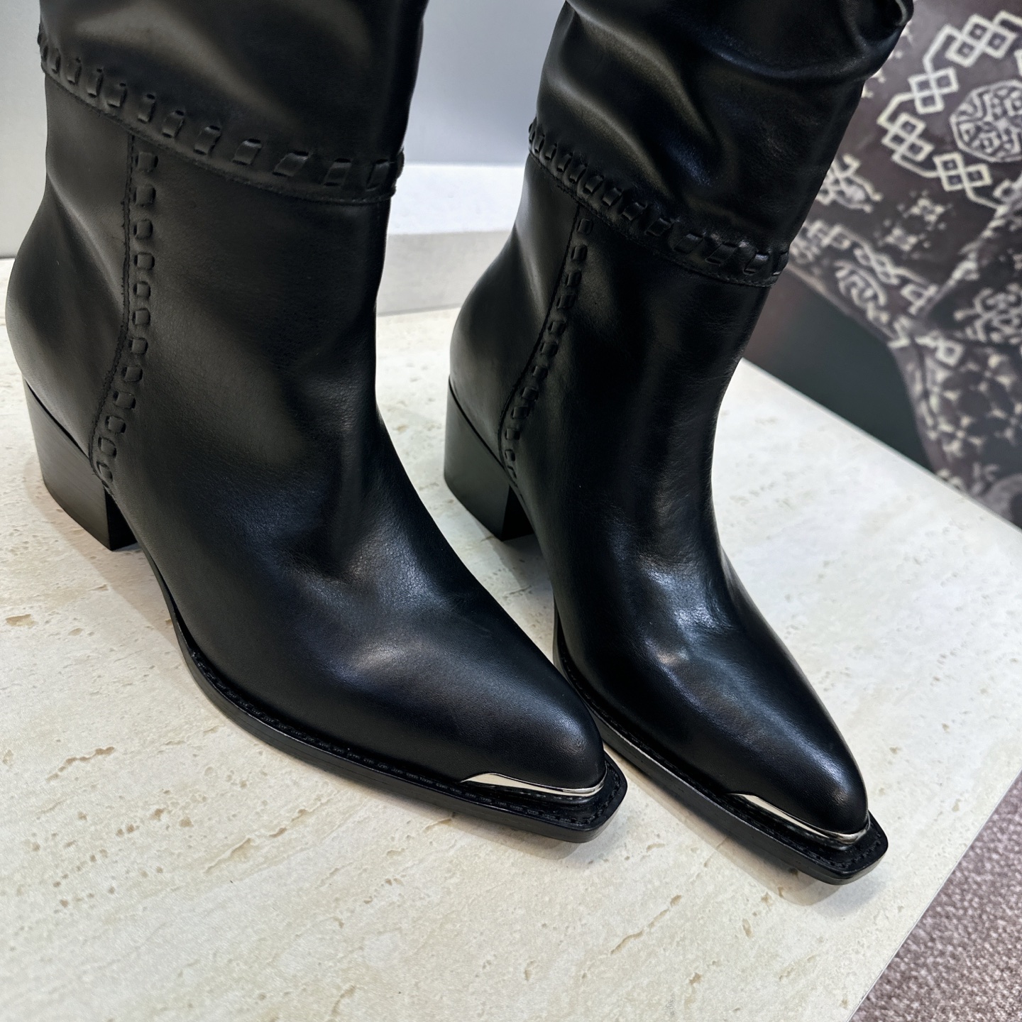 CELINE 2026秋冬新款游牧风格铁头机车高筒及膝女长靴 瑟琳字母logo五金扣粗跟一脚蹬尖头骑士靴 材质:鞋面定制 CELINE 2026秋冬新款游牧风格铁头机车高筒及膝女长靴 瑟琳字母logo五金扣粗跟一脚蹬尖头骑士靴 材质:鞋面定制