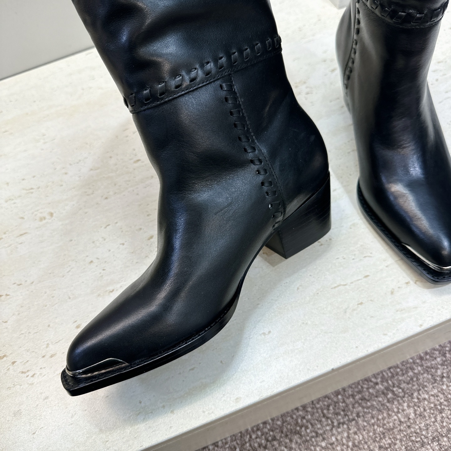 CELINE 2026秋冬新款游牧风格铁头机车高筒及膝女长靴 瑟琳字母logo五金扣粗跟一脚蹬尖头骑士靴 材质:鞋面定制 CELINE 2026秋冬新款游牧风格铁头机车高筒及膝女长靴 瑟琳字母logo五金扣粗跟一脚蹬尖头骑士靴 材质:鞋面定制