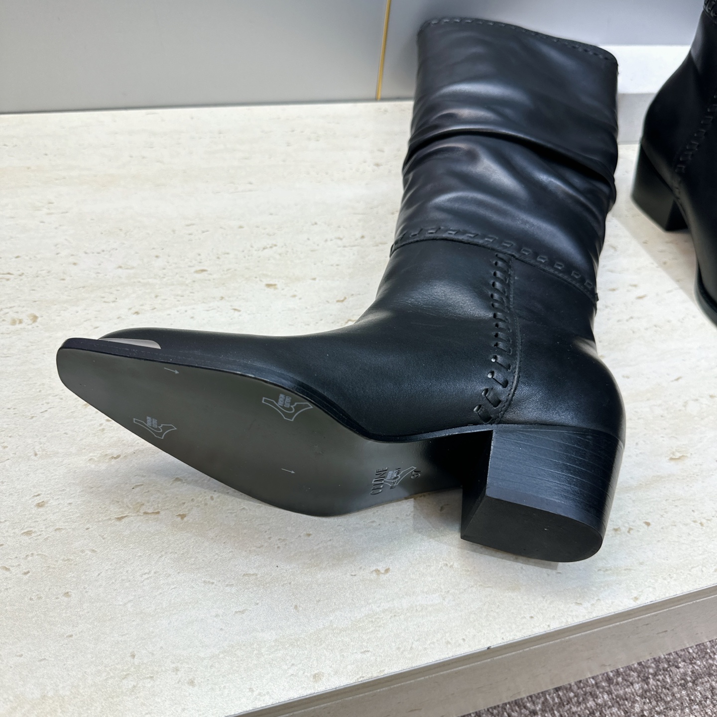 CELINE 2026秋冬新款游牧风格铁头机车高筒及膝女长靴 瑟琳字母logo五金扣粗跟一脚蹬尖头骑士靴 材质:鞋面定制 CELINE 2026秋冬新款游牧风格铁头机车高筒及膝女长靴 瑟琳字母logo五金扣粗跟一脚蹬尖头骑士靴 材质:鞋面定制