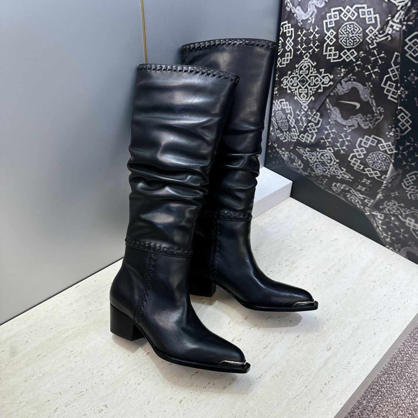 CELINE 2026秋冬新款游牧风格铁头机车高筒及膝女长靴 瑟琳字母logo五金扣粗跟一脚蹬尖头骑士靴 材质:鞋面定制 CELINE 2026秋冬新款游牧风格铁头机车高筒及膝女长靴 瑟琳字母logo五金扣粗跟一脚蹬尖头骑士靴 材质:鞋面定制