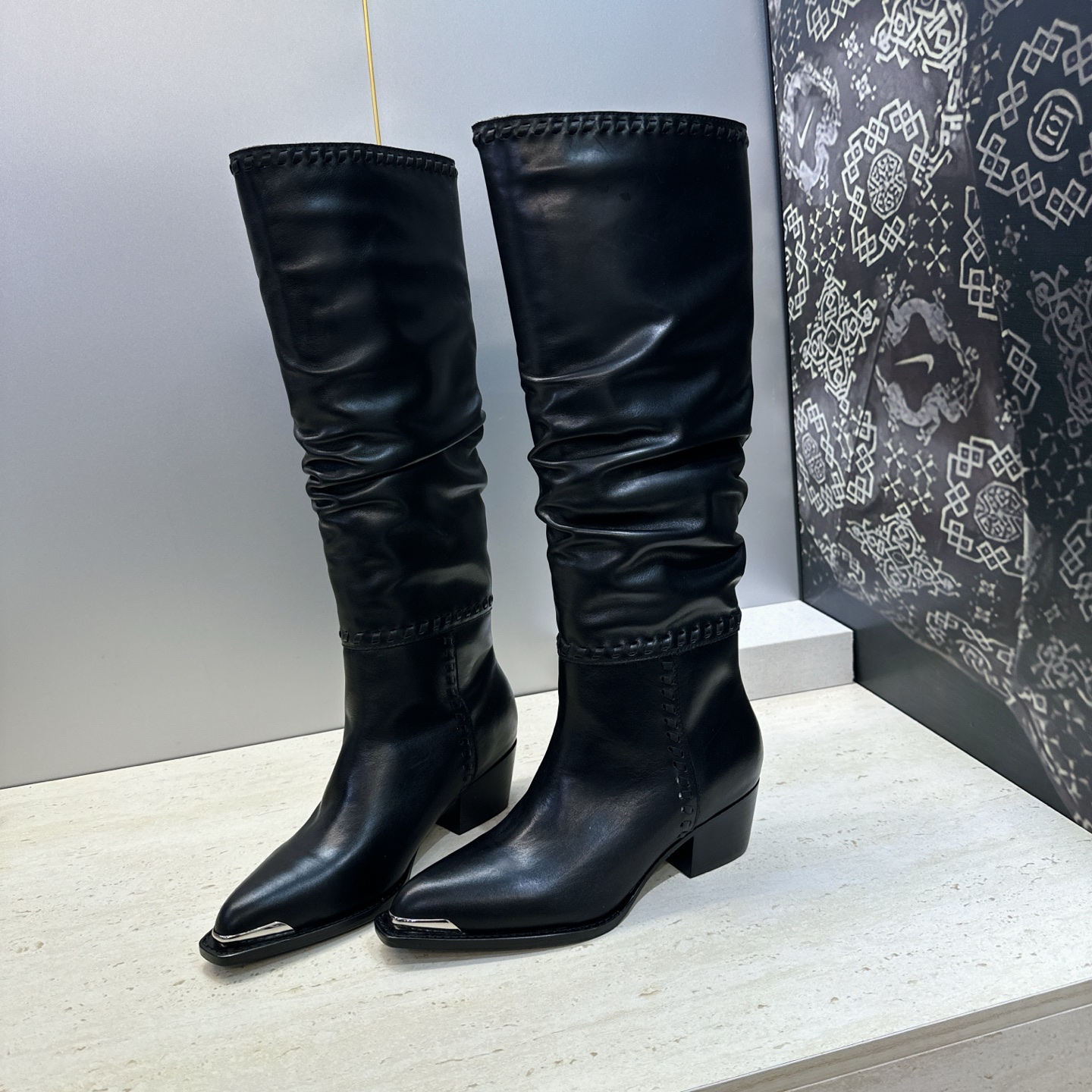 CELINE 2026秋冬新款游牧风格铁头机车高筒及膝女长靴 瑟琳字母logo五金扣粗跟一脚蹬尖头骑士靴 材质:鞋面定制 CELINE 2026秋冬新款游牧风格铁头机车高筒及膝女长靴 瑟琳字母logo五金扣粗跟一脚蹬尖头骑士靴 材质:鞋面定制