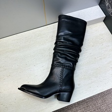CELINE 2026秋冬新款游牧风格铁头机车高筒及膝女长靴 瑟琳字母logo五金扣粗跟一脚蹬尖头骑士靴 材质:鞋面定制 CELINE 2026秋冬新款游牧风格铁头机车高筒及膝女长靴 瑟琳字母logo五金扣粗跟一脚蹬尖头骑士靴 材质:鞋面定制