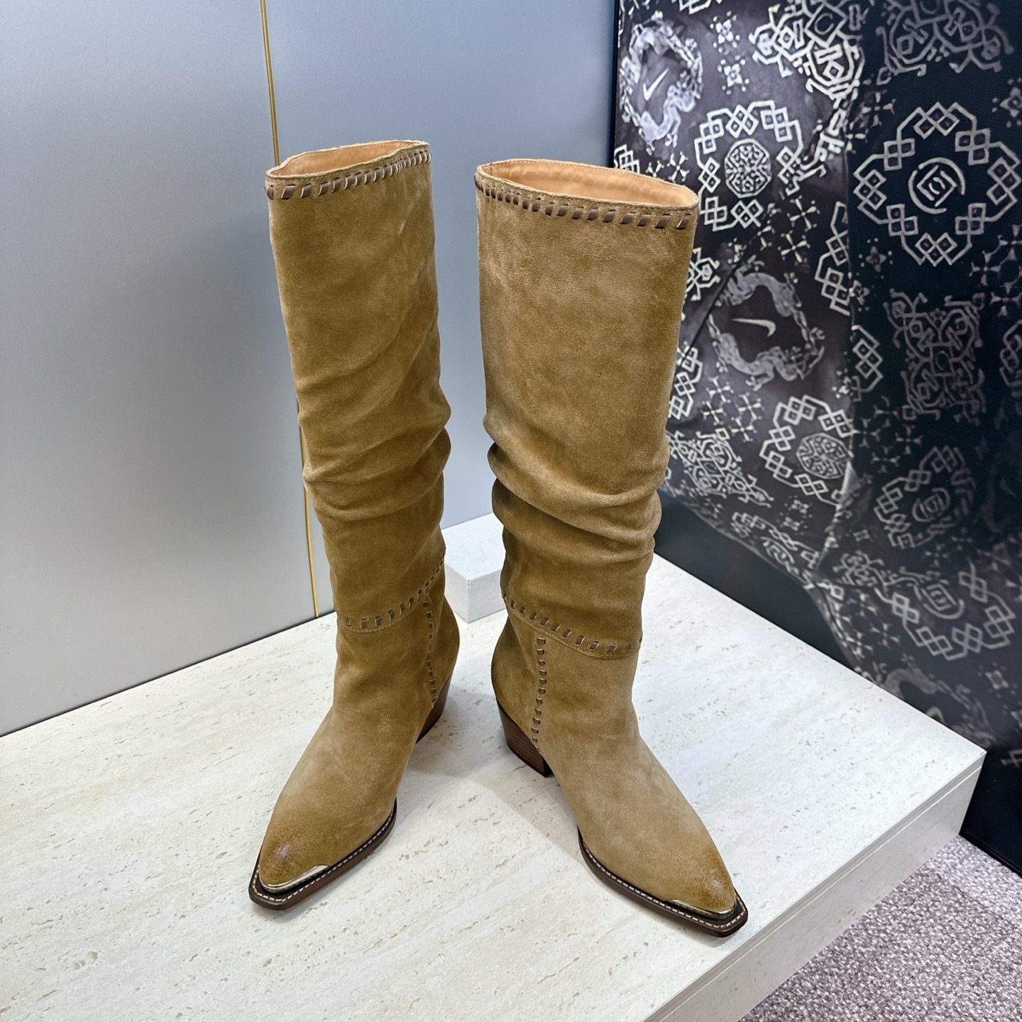 CELINE 2026秋冬新款游牧风格铁头机车高筒及膝女长靴 瑟琳字母logo五金扣粗跟一脚蹬尖头骑士靴 材质:鞋面定制 CELINE 2026秋冬新款游牧风格铁头机车高筒及膝女长靴 瑟琳字母logo五金扣粗跟一脚蹬尖头骑士靴 材质:鞋面定制