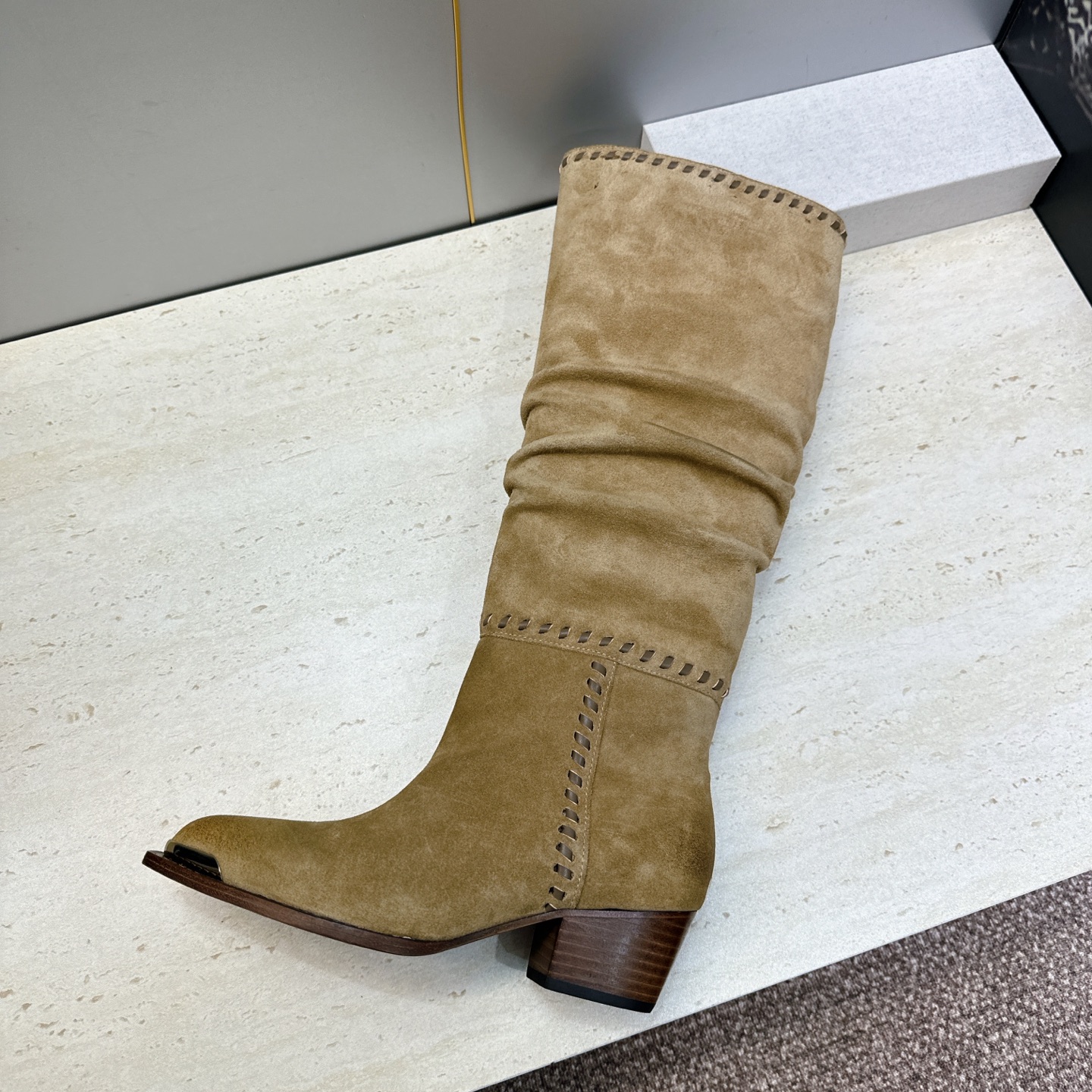 CELINE 2026秋冬新款游牧风格铁头机车高筒及膝女长靴 瑟琳字母logo五金扣粗跟一脚蹬尖头骑士靴 材质:鞋面定制 CELINE 2026秋冬新款游牧风格铁头机车高筒及膝女长靴 瑟琳字母logo五金扣粗跟一脚蹬尖头骑士靴 材质:鞋面定制