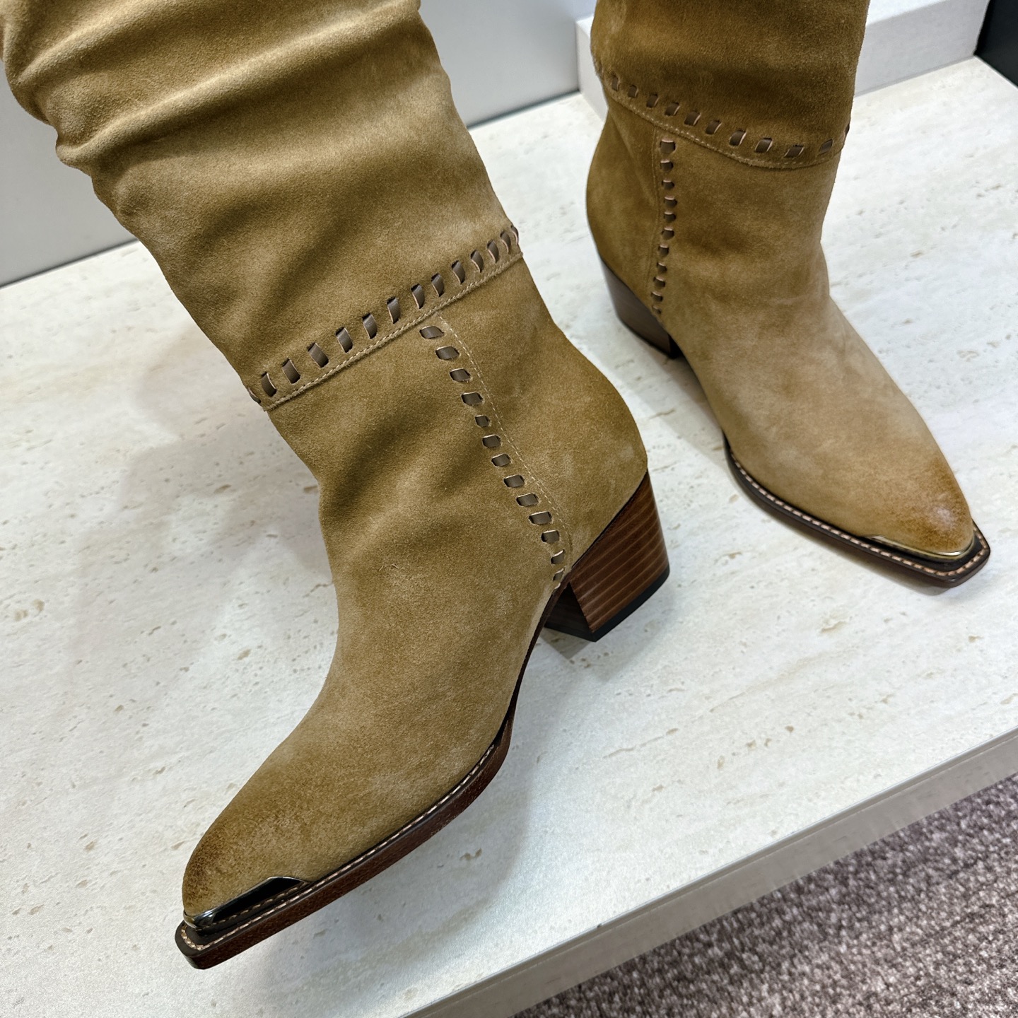 CELINE 2026秋冬新款游牧风格铁头机车高筒及膝女长靴 瑟琳字母logo五金扣粗跟一脚蹬尖头骑士靴 材质:鞋面定制 CELINE 2026秋冬新款游牧风格铁头机车高筒及膝女长靴 瑟琳字母logo五金扣粗跟一脚蹬尖头骑士靴 材质:鞋面定制