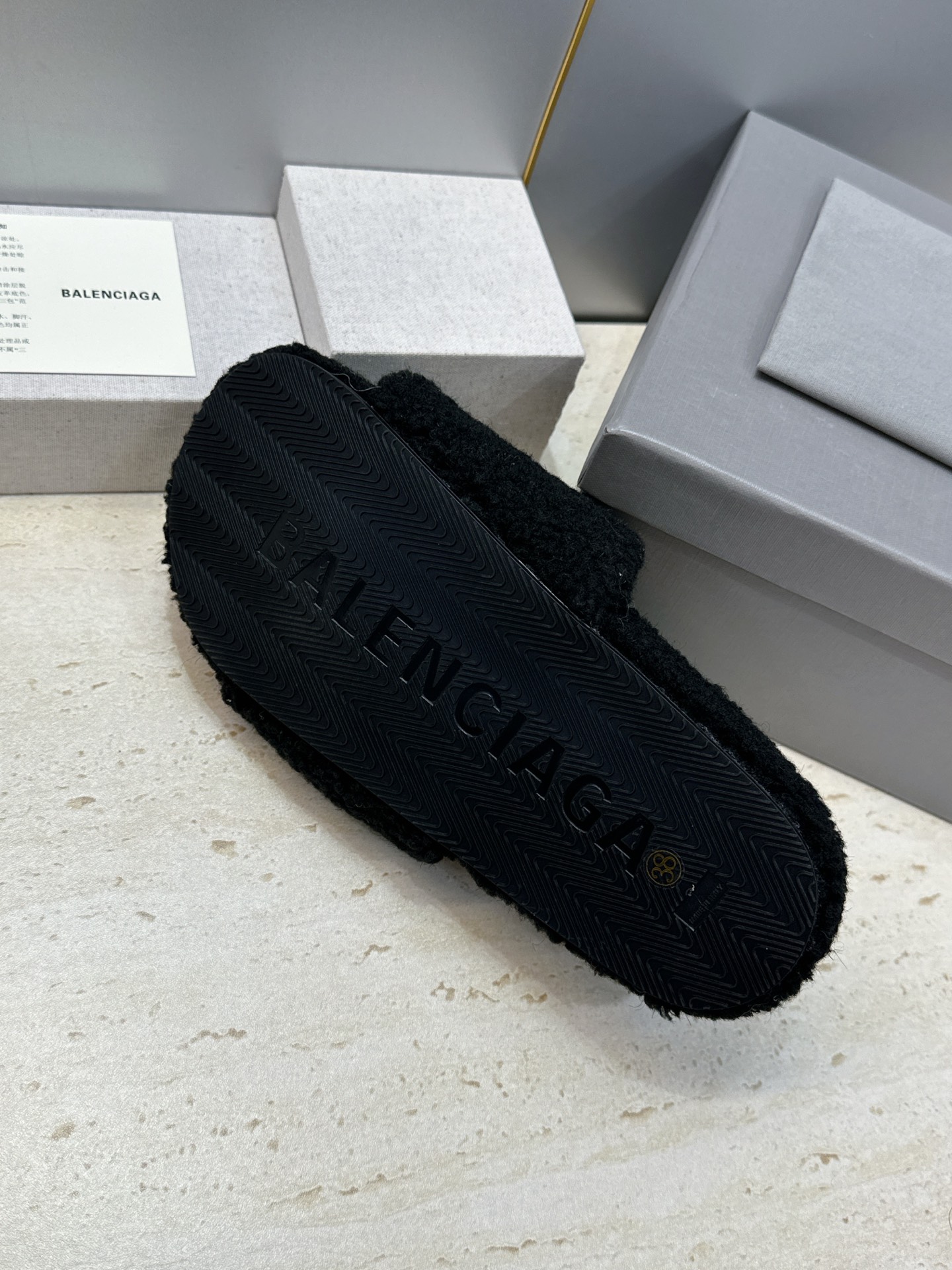 BALENCIAGA x NBA 2026秋冬联名新款保暖女鞋 巴黎世家明星同款字母logo平底圆头毛毛拖鞋 市场顶级 BALENCIAGA x NBA 2026秋冬联名新款保暖女鞋 巴黎世家明星同款字母logo平底圆头毛毛拖鞋 市场顶级