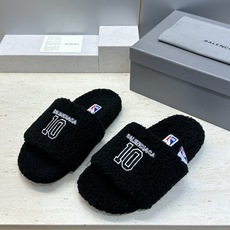 BALENCIAGA x NBA 2026秋冬联名新款保暖女鞋 巴黎世家明星同款字母logo平底圆头毛毛拖鞋 市场顶级 BALENCIAGA x NBA 2026秋冬联名新款保暖女鞋 巴黎世家明星同款字母logo平底圆头毛毛拖鞋 市场顶级