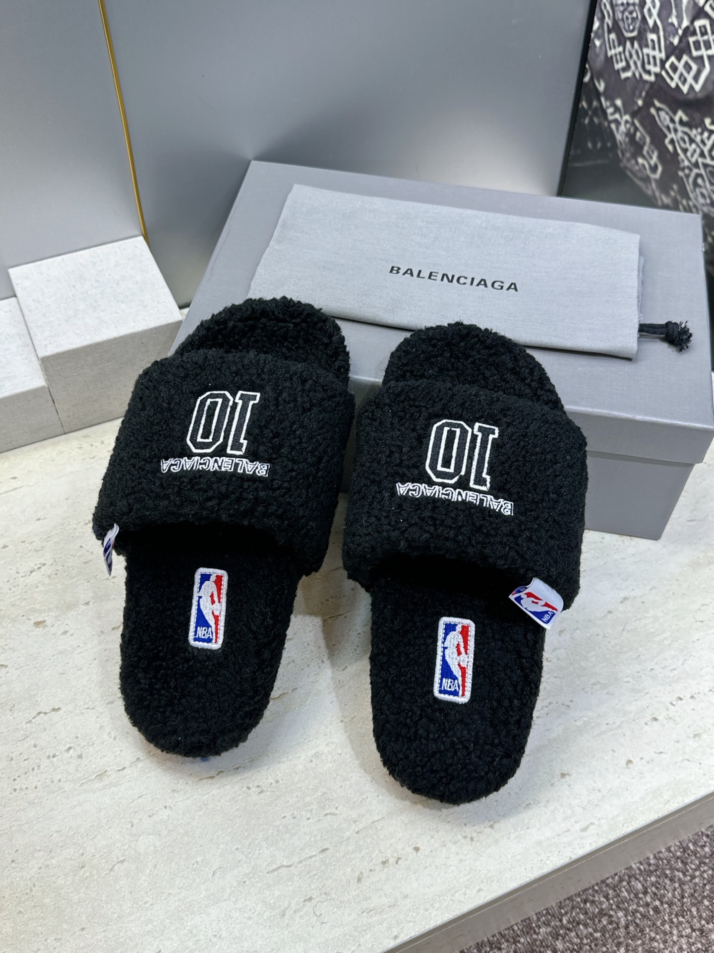 BALENCIAGA x NBA 2026秋冬联名新款保暖女鞋 巴黎世家明星同款字母logo平底圆头毛毛拖鞋 市场顶级 BALENCIAGA x NBA 2026秋冬联名新款保暖女鞋 巴黎世家明星同款字母logo平底圆头毛毛拖鞋 市场顶级