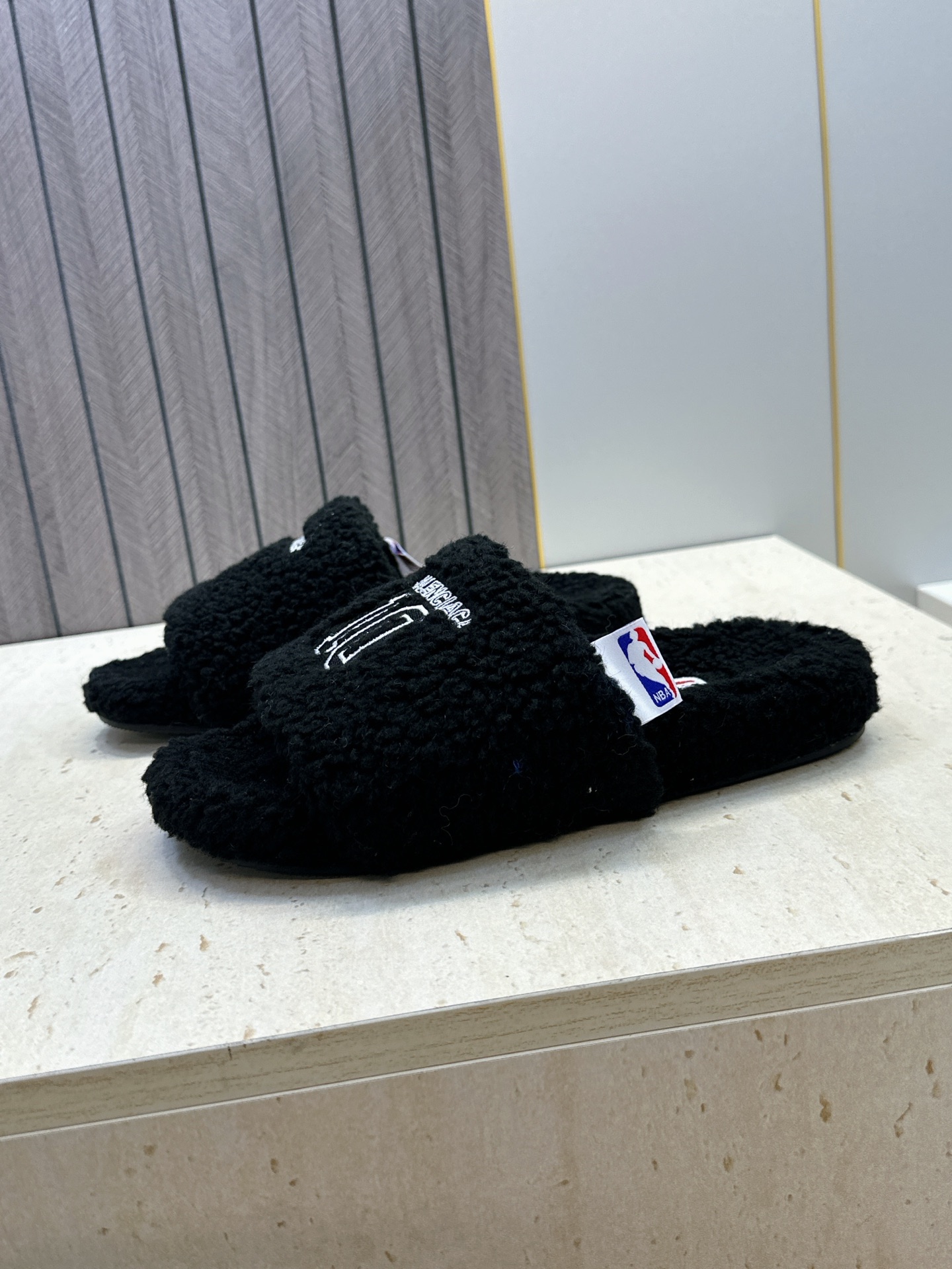 BALENCIAGA x NBA 2026秋冬联名新款保暖女鞋 巴黎世家明星同款字母logo平底圆头毛毛拖鞋 市场顶级 BALENCIAGA x NBA 2026秋冬联名新款保暖女鞋 巴黎世家明星同款字母logo平底圆头毛毛拖鞋 市场顶级