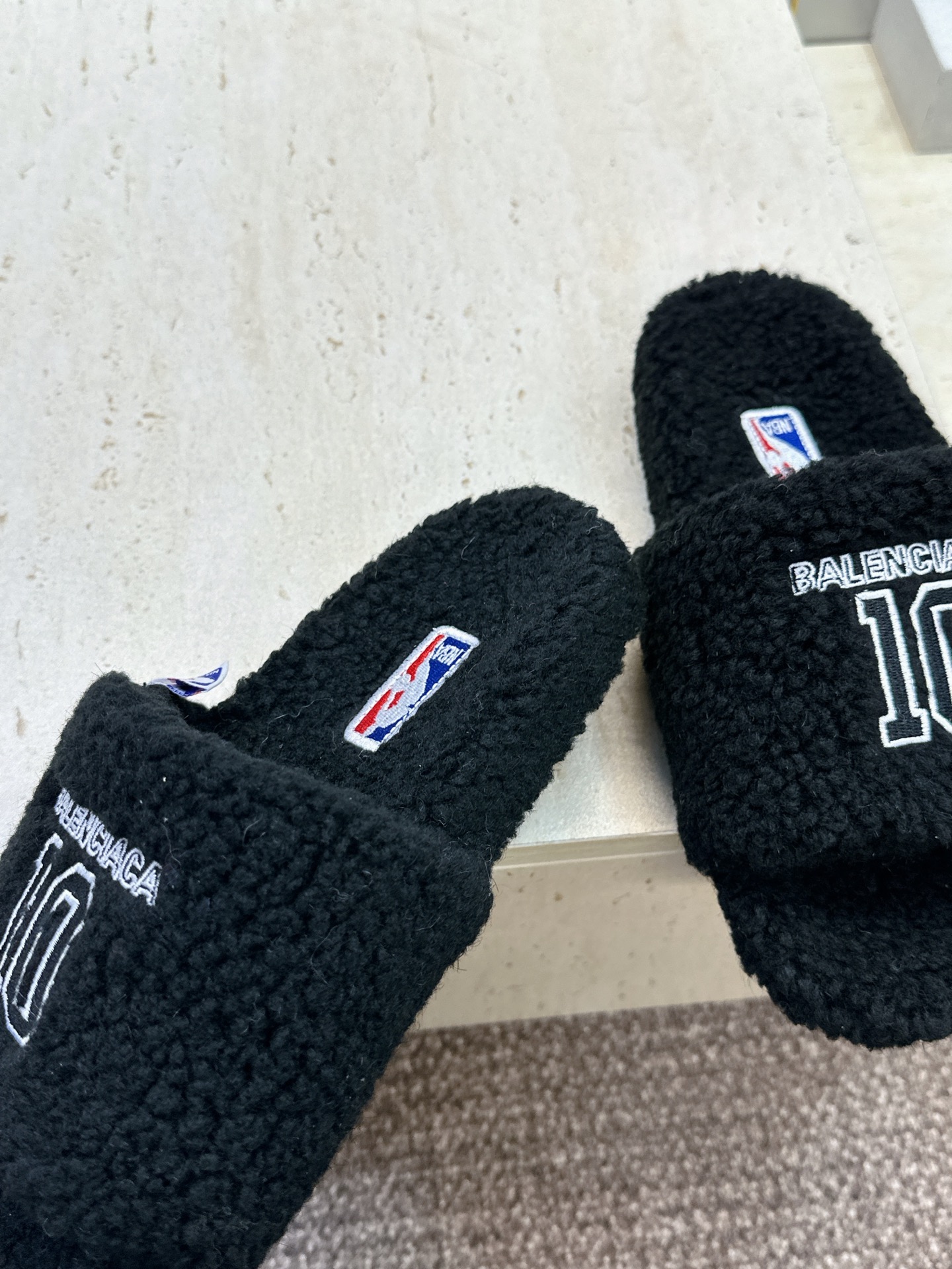 BALENCIAGA x NBA 2026秋冬联名新款保暖女鞋 巴黎世家明星同款字母logo平底圆头毛毛拖鞋 市场顶级 BALENCIAGA x NBA 2026秋冬联名新款保暖女鞋 巴黎世家明星同款字母logo平底圆头毛毛拖鞋 市场顶级