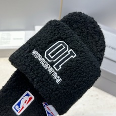 BALENCIAGA x NBA 2026秋冬联名新款保暖女鞋 巴黎世家明星同款字母logo平底圆头毛毛拖鞋 市场顶级 BALENCIAGA x NBA 2026秋冬联名新款保暖女鞋 巴黎世家明星同款字母logo平底圆头毛毛拖鞋 市场顶级