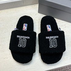 BALENCIAGA x NBA 2026秋冬联名新款保暖女鞋 巴黎世家明星同款字母logo平底圆头毛毛拖鞋 市场顶级 BALENCIAGA x NBA 2026秋冬联名新款保暖女鞋 巴黎世家明星同款字母logo平底圆头毛毛拖鞋 市场顶级