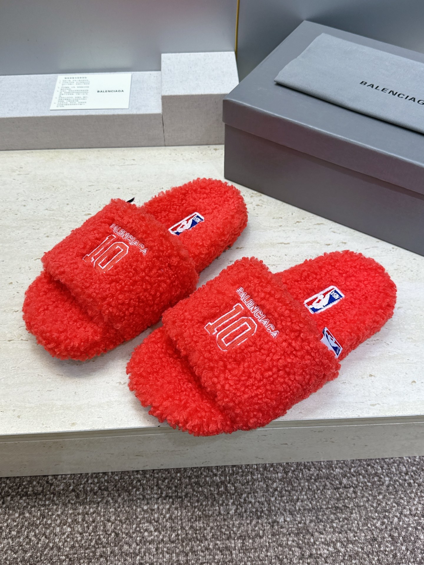 BALENCIAGA x NBA 2026秋冬联名新款保暖女鞋 巴黎世家明星同款字母logo平底圆头毛毛拖鞋 市场顶级 BALENCIAGA x NBA 2026秋冬联名新款保暖女鞋 巴黎世家明星同款字母logo平底圆头毛毛拖鞋 市场顶级