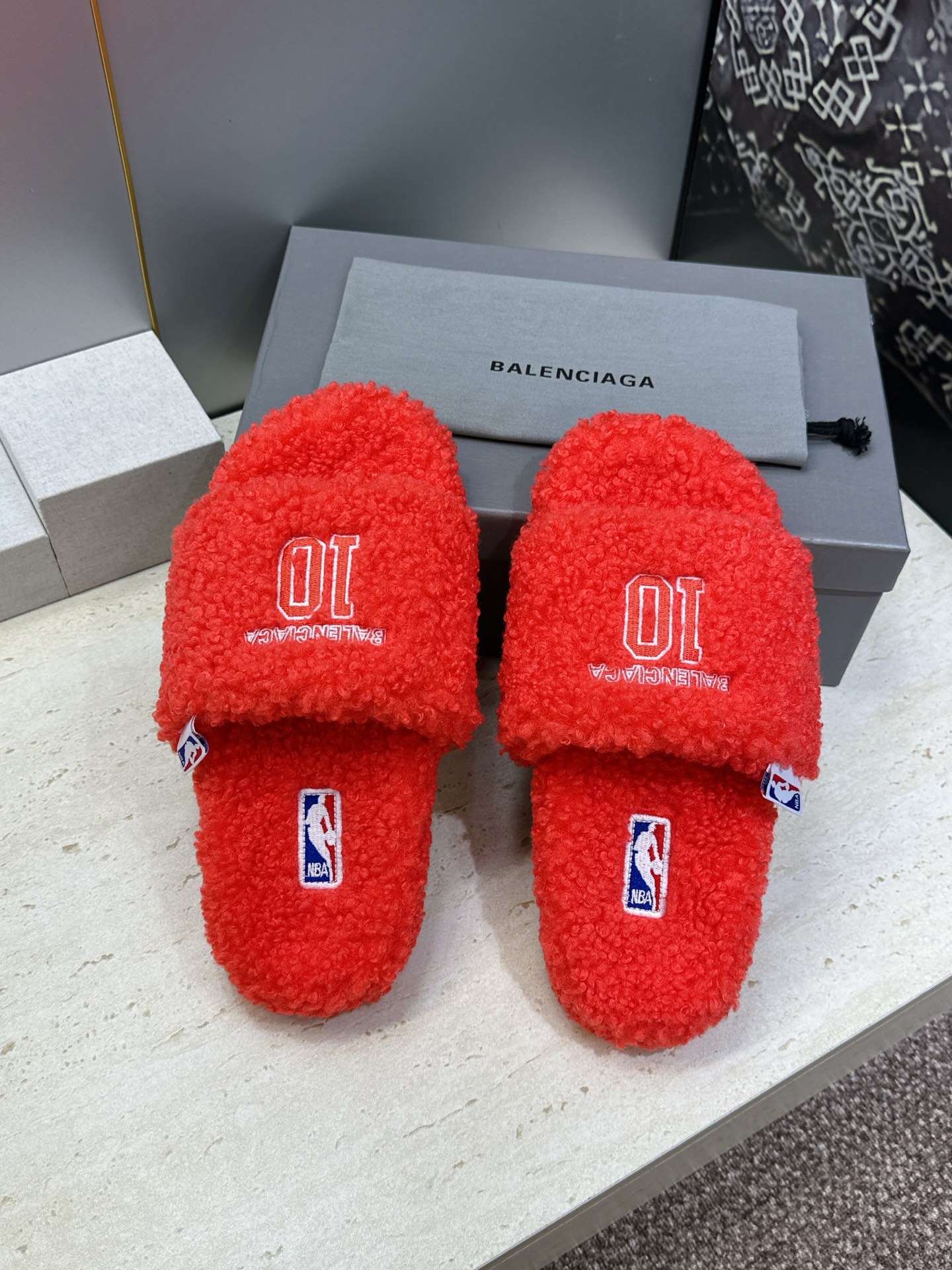 BALENCIAGA x NBA 2026秋冬联名新款保暖女鞋 巴黎世家明星同款字母logo平底圆头毛毛拖鞋 市场顶级 BALENCIAGA x NBA 2026秋冬联名新款保暖女鞋 巴黎世家明星同款字母logo平底圆头毛毛拖鞋 市场顶级