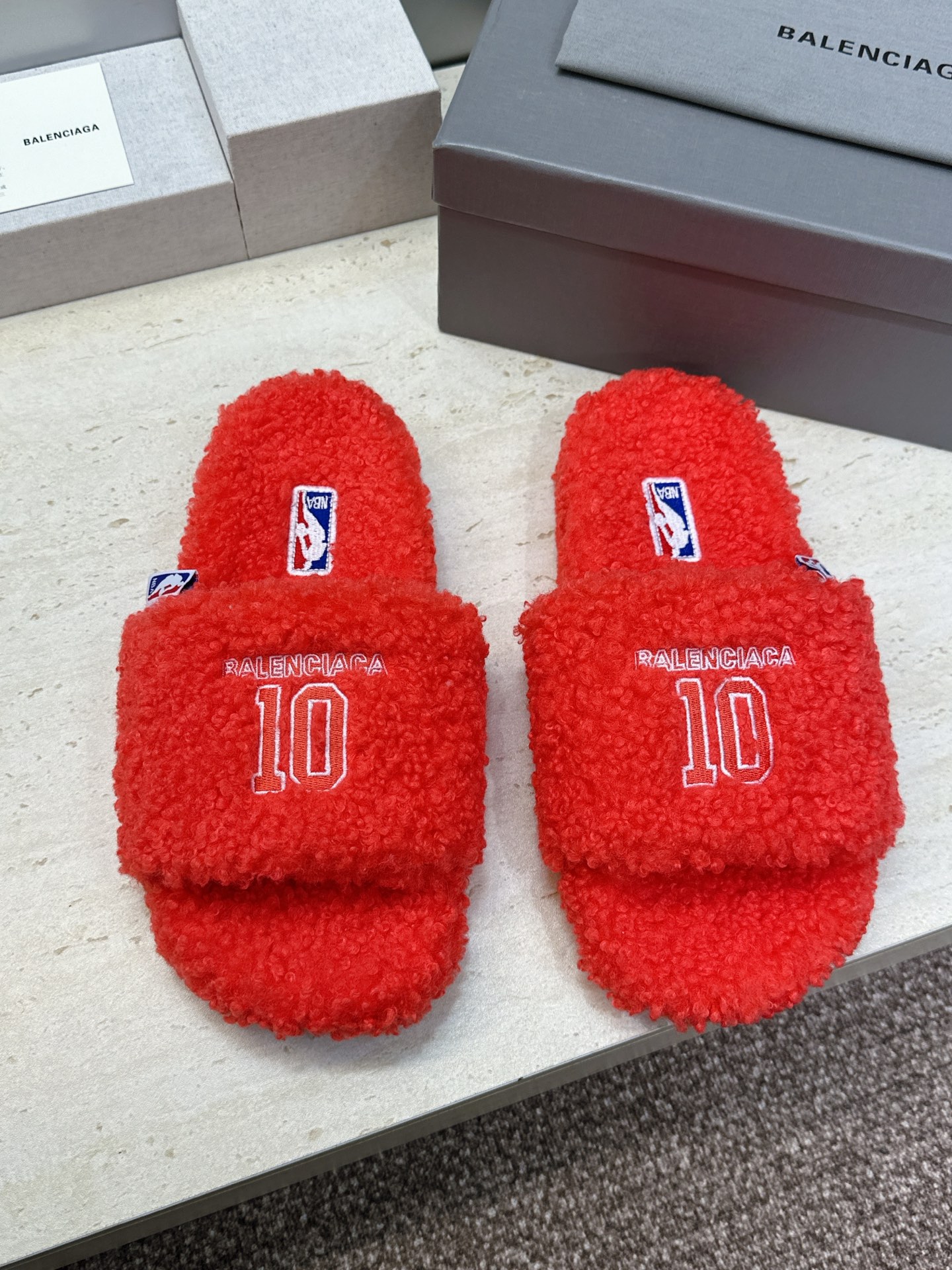 BALENCIAGA x NBA 2026秋冬联名新款保暖女鞋 巴黎世家明星同款字母logo平底圆头毛毛拖鞋 市场顶级 BALENCIAGA x NBA 2026秋冬联名新款保暖女鞋 巴黎世家明星同款字母logo平底圆头毛毛拖鞋 市场顶级