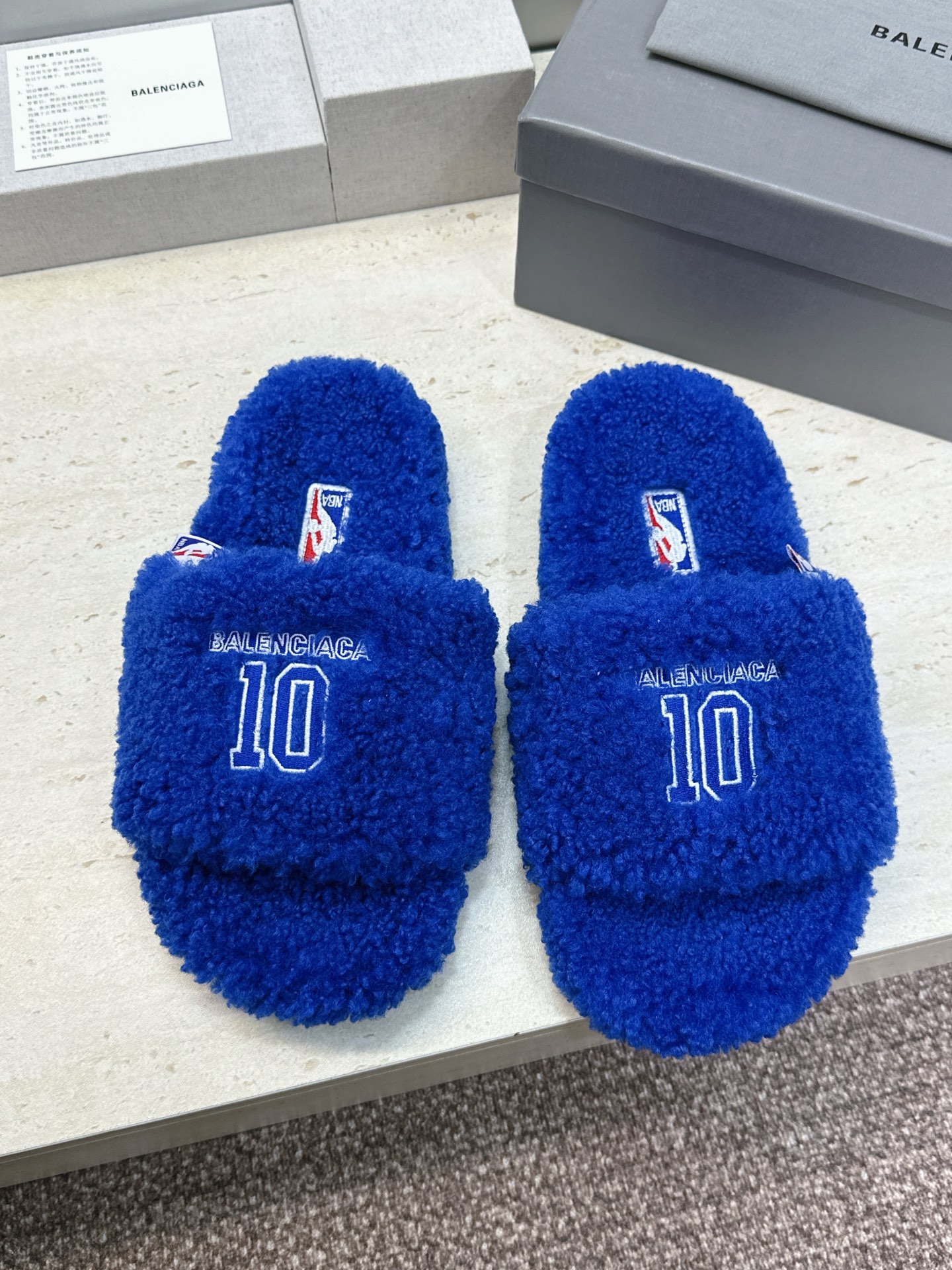 BALENCIAGA x NBA 2026秋冬联名新款保暖女鞋  巴黎世家明星同款字母logo平底圆头毛毛拖鞋 市场顶级