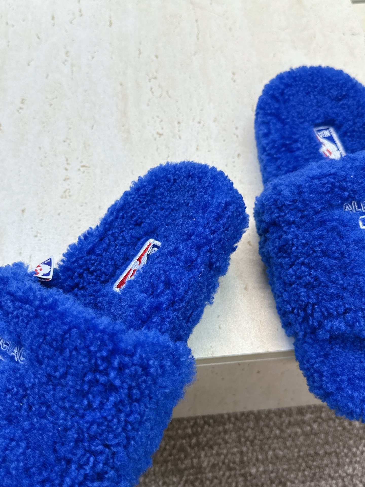 BALENCIAGA x NBA 2026秋冬联名新款保暖女鞋  巴黎世家明星同款字母logo平底圆头毛毛拖鞋 市场顶级